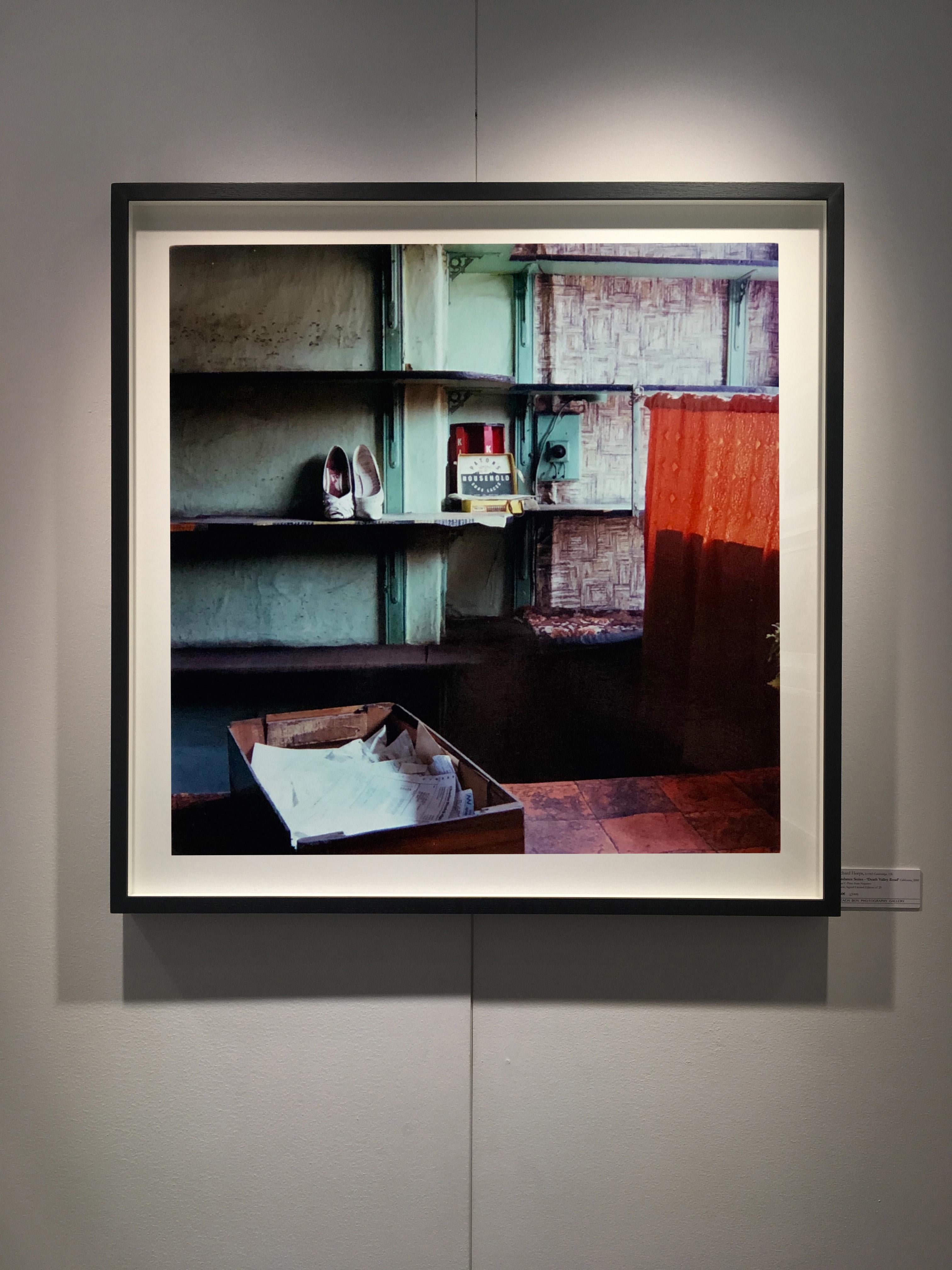 Cobblers, Salford – Vintage- Inneneinrichtung, britische Farbfotografie – Photograph von Richard Heeps
