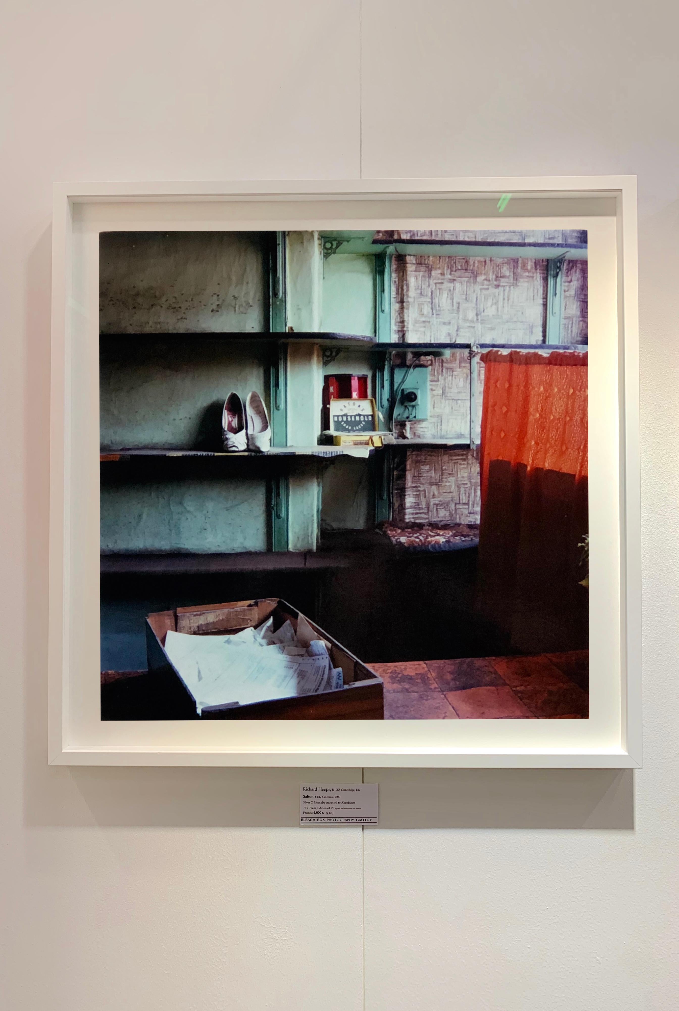 Cobblers, Salford – Vintage- Inneneinrichtung, britische Farbfotografie (Zeitgenössisch), Photograph, von Richard Heeps