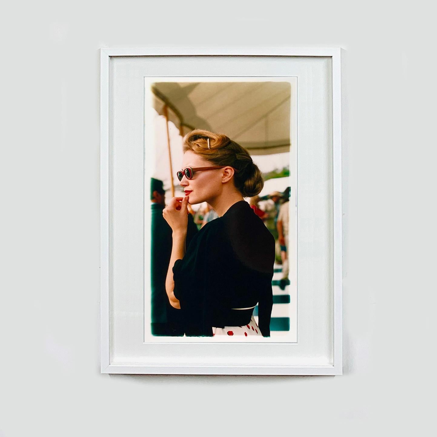 Cocktail Bar, Goodwood Revival – britische Vintage-Mode-Porträtfotografie im Vintage-Stil (Zeitgenössisch), Photograph, von Richard Heeps