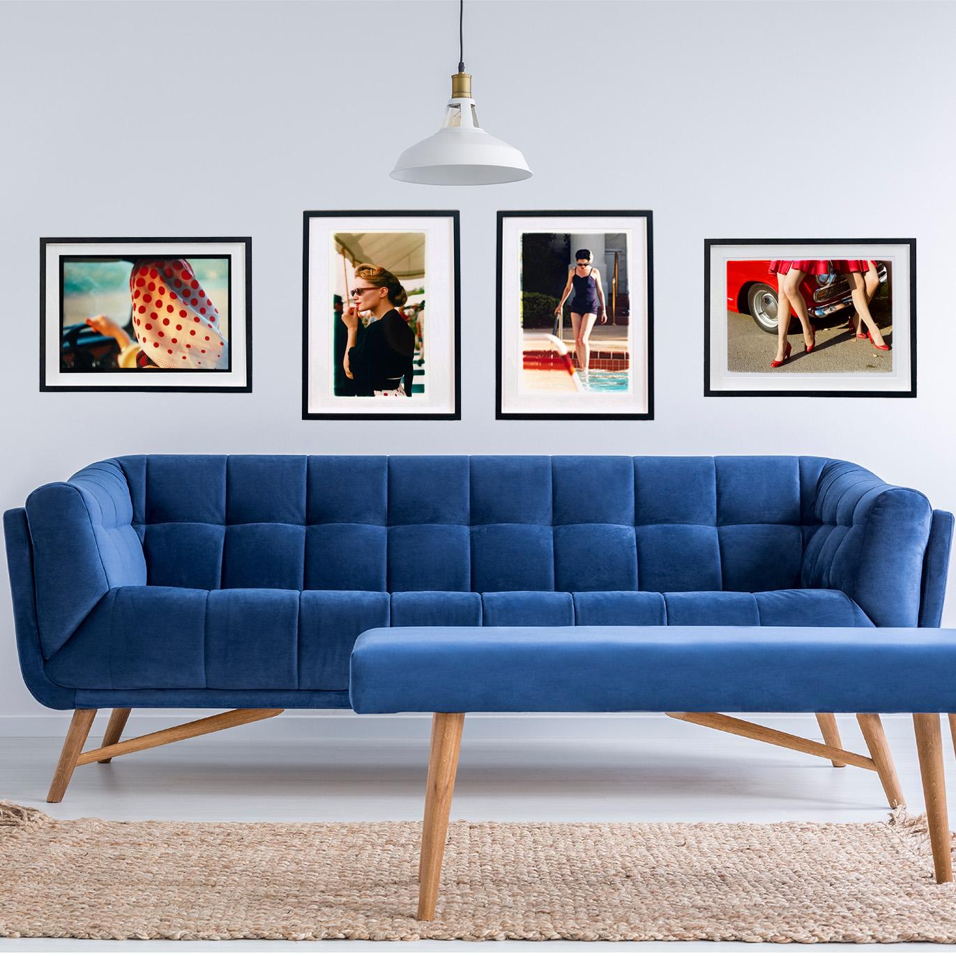 Cocktail Bar, Porträtfoto aus der Serie Man's Ruin von Richard Heeps. Aufgenommen beim glamourösen Goodwood Revival, einem Fest der eleganten Vintage-Mode.
Dieses Kunstwerk ist eine auf 25 Exemplare limitierte Auflage eines glänzenden fotografischen