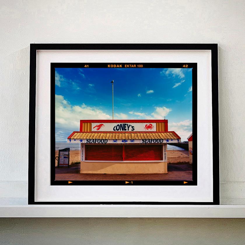 Coney's, Porthcawl - British Seaside Beach Typografie-Farbfotografie – Photograph von Richard Heeps
