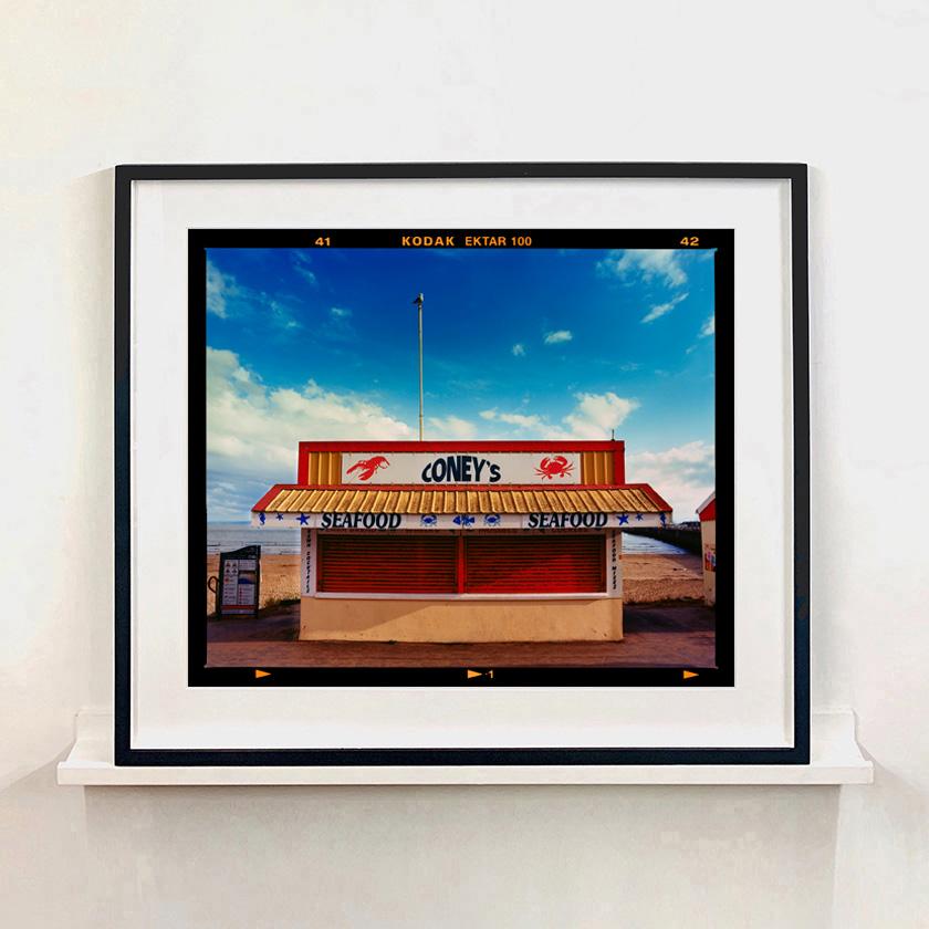 Coney's, Porthcawl - British Seaside Beach Typografie-Farbfotografie – Photograph von Richard Heeps