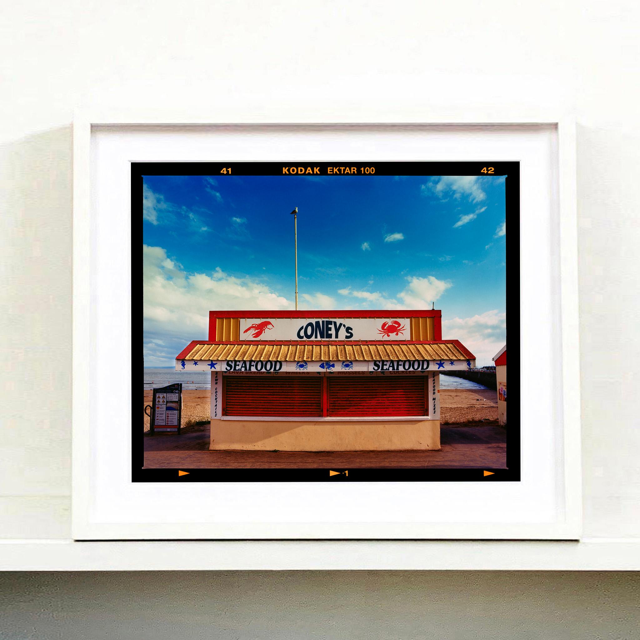 Coney's, Porthcawl - British Seaside Beach Typografie-Farbfotografie (Pop-Art), Photograph, von Richard Heeps