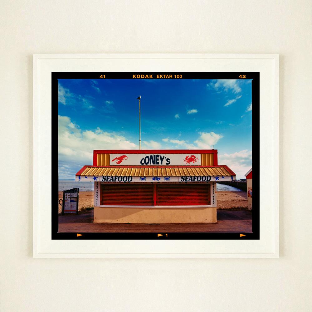 Coney's, Porthcawl - British Seaside Beach Typografie-Farbfotografie (Pop-Art), Photograph, von Richard Heeps
