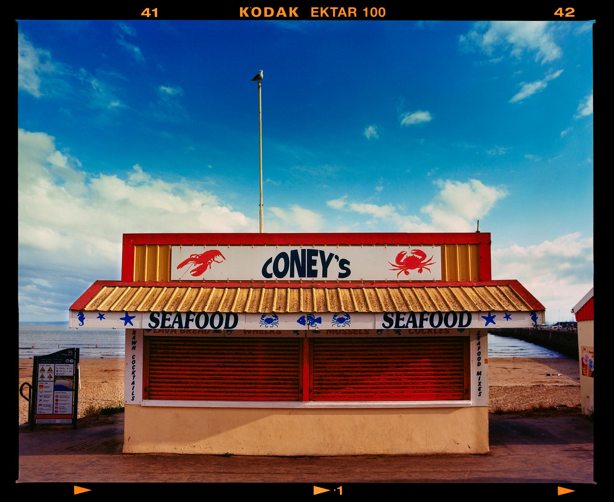 Richard Heeps Color Photograph – Coney's, Porthcawl - British Seaside Beach Typografie-Farbfotografie