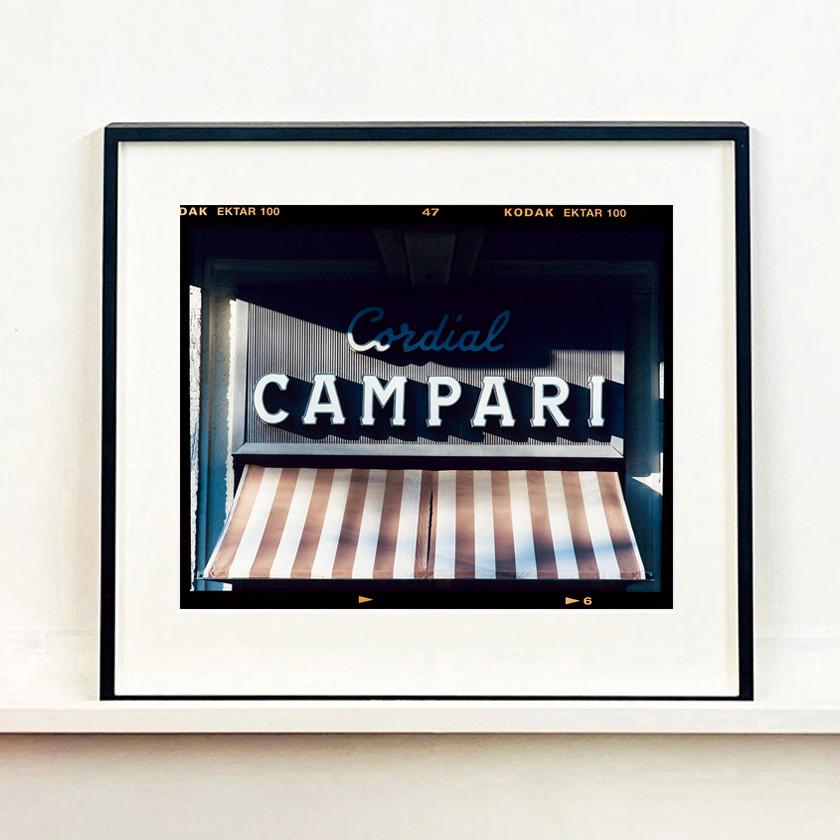 Cordial Campari, Mailand – Architektur-Farbfotografie – Print von Richard Heeps