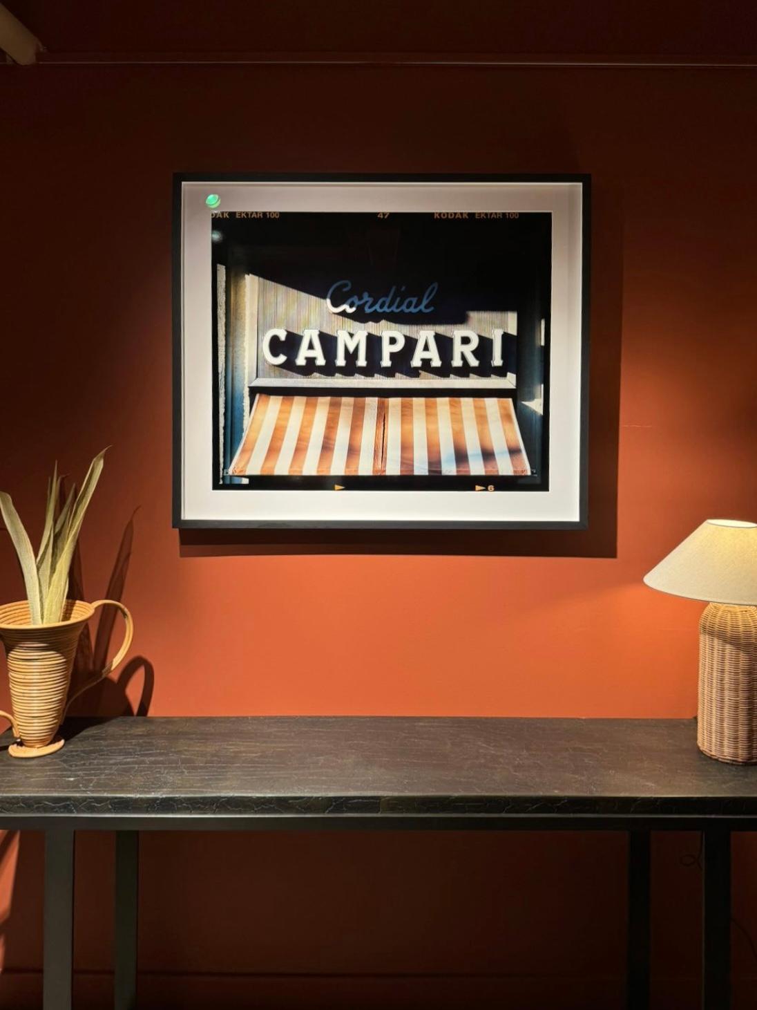 Cordial Campari, fotografia di strada italiana dalla serie di Richard Heeps, A Short History of Milan.

In tutta la serie ricorre un tema lineare e strutturale che riprende l'uso milanese di materiali nel design come il vetro, il metallo, il legno e