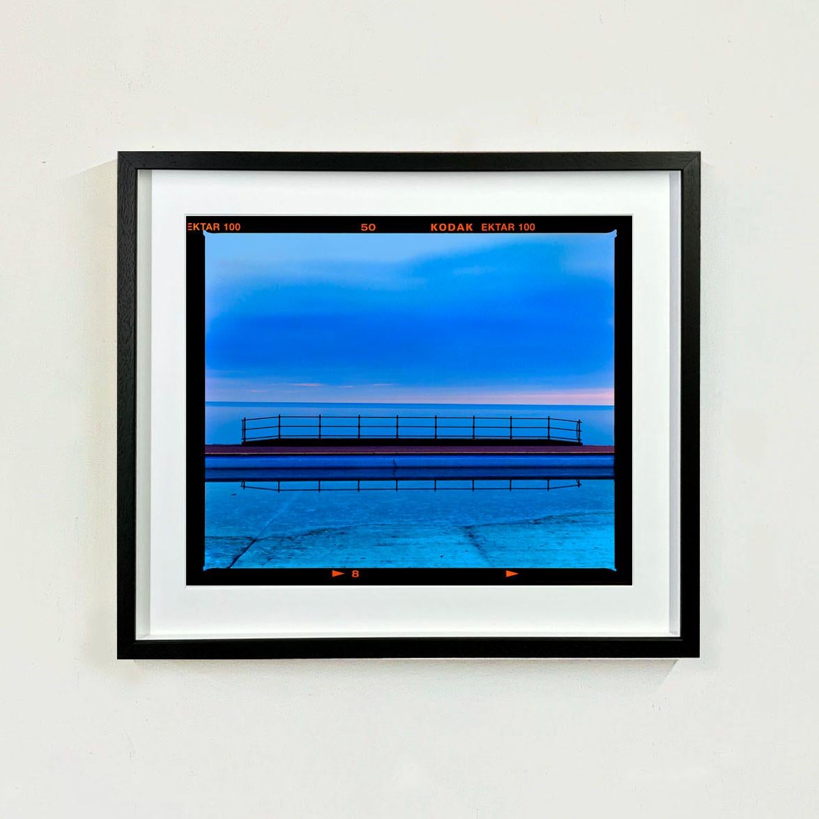 Paisaje de la piscina de Craig y Don, Llandudno - Fotografía en color del paisaje acuático en tonos azules - Photograph de Richard Heeps