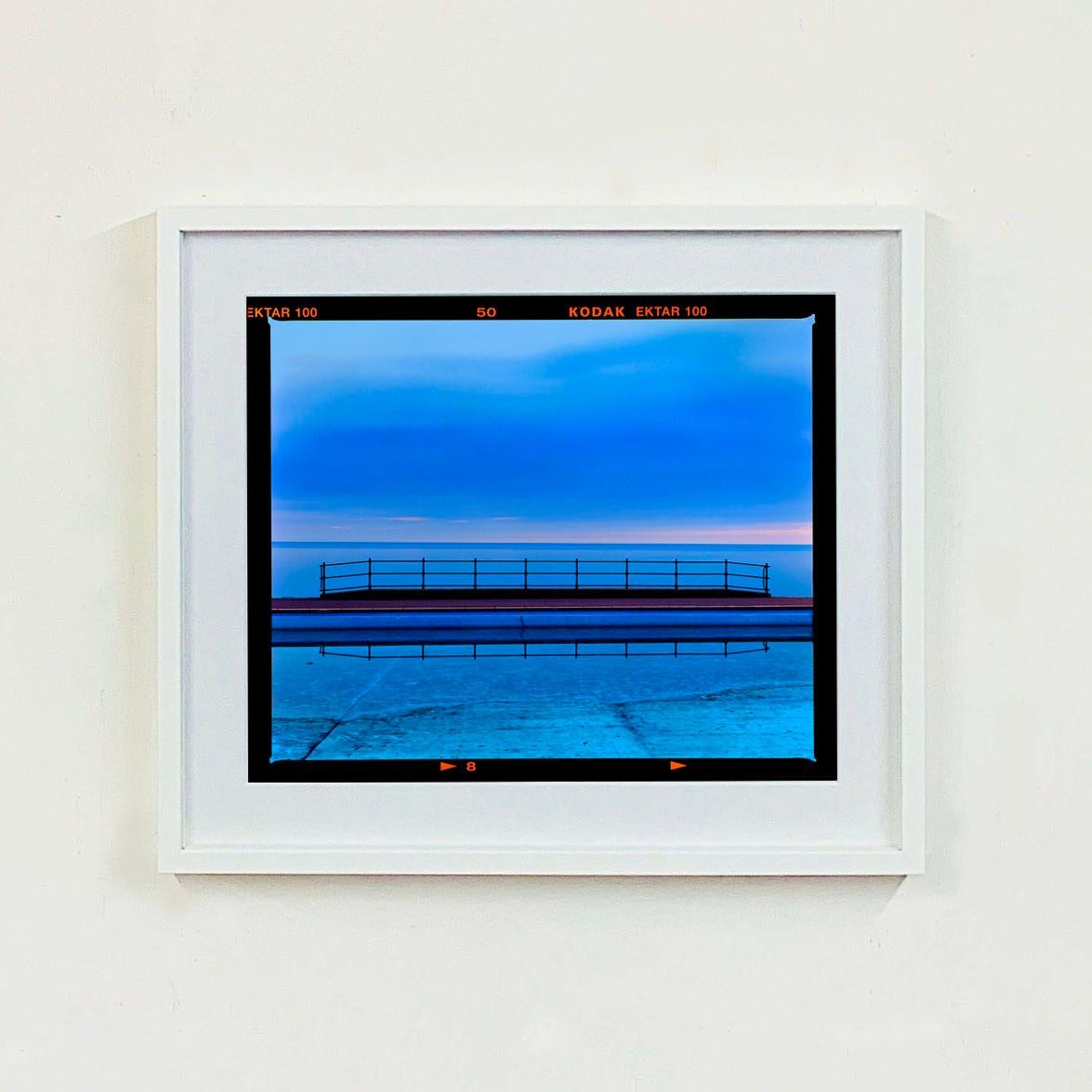 Paisaje de la piscina de Craig y Don, Llandudno - Fotografía en color del paisaje acuático en tonos azules - Photograph Contemporáneo de Richard Heeps
