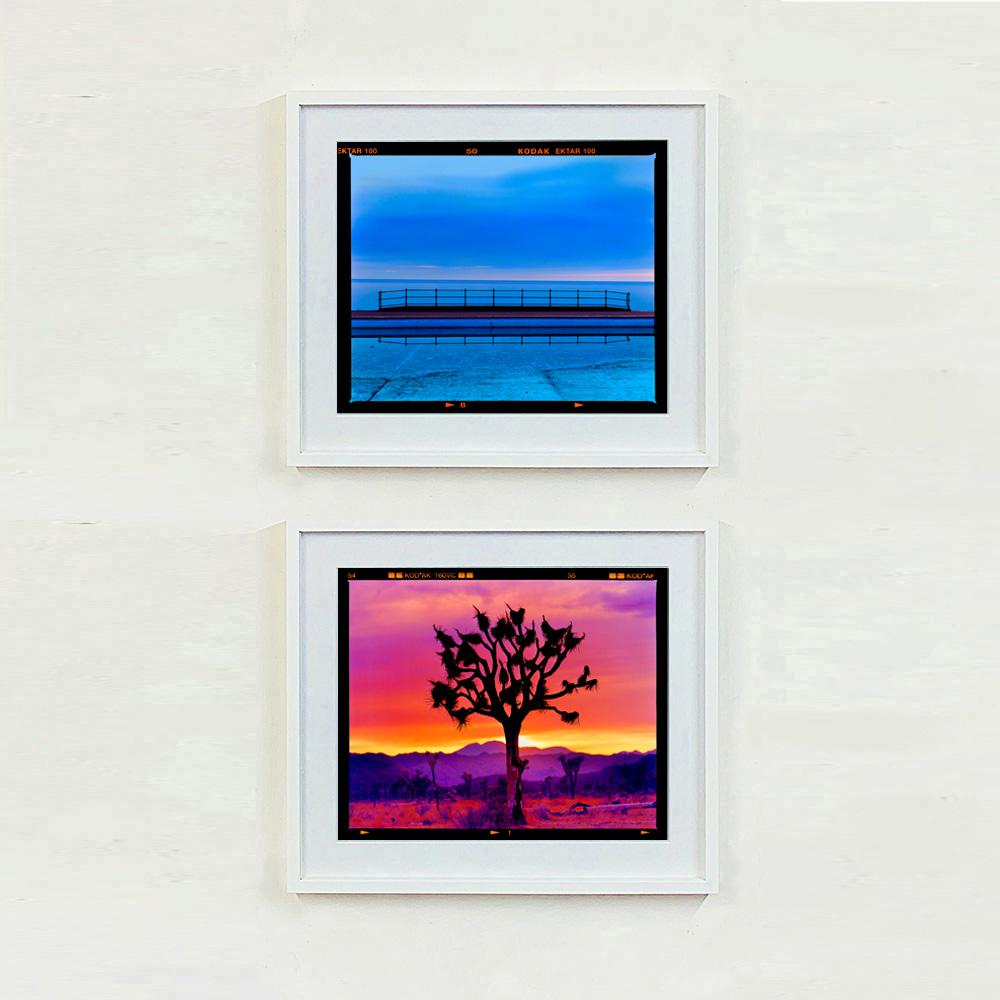 Paisaje de la piscina de Craig y Don, Llandudno - Fotografía en color del paisaje acuático en tonos azules - Color Photograph Azul de Richard Heeps