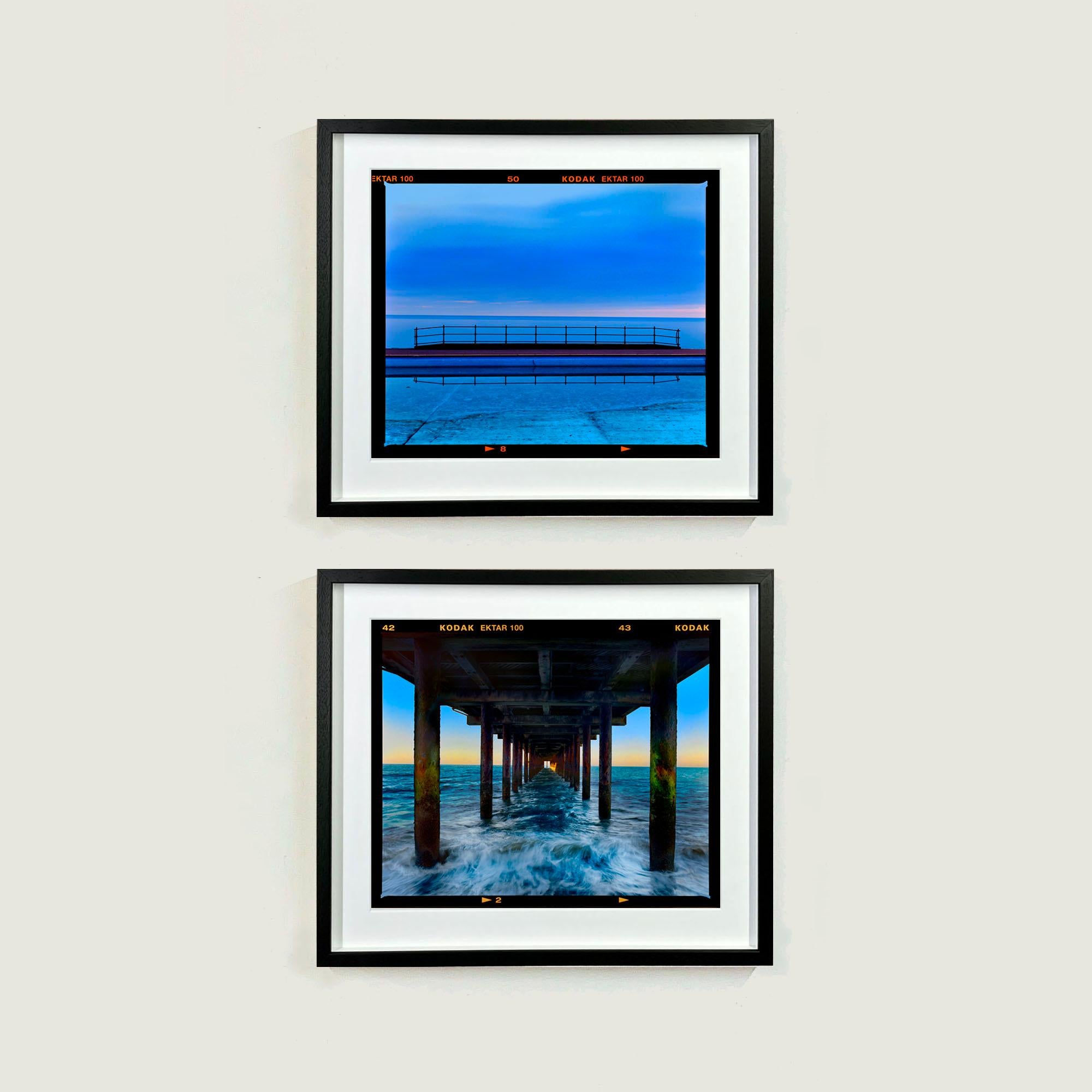 Paisaje de la piscina de Craig y Don, Llandudno - Fotografía en color del paisaje acuático en tonos azules en venta 1