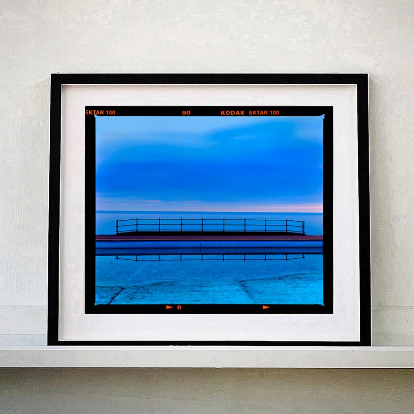 Paisaje de la piscina de Craig y Don, Llandudno - Fotografía en color del paisaje acuático en tonos azules en venta 2