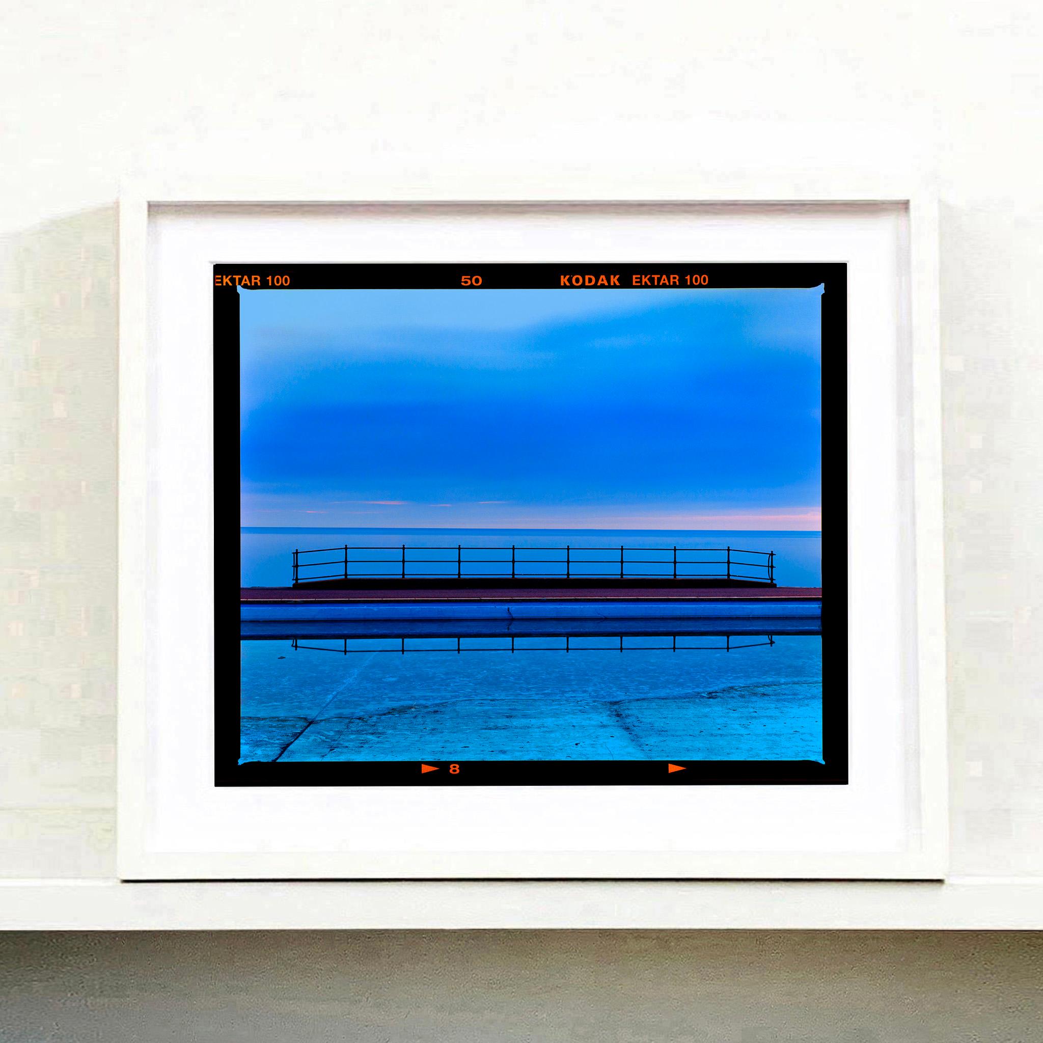 Paisaje de la piscina de Craig y Don, Llandudno - Fotografía en color del paisaje acuático en tonos azules en venta 3