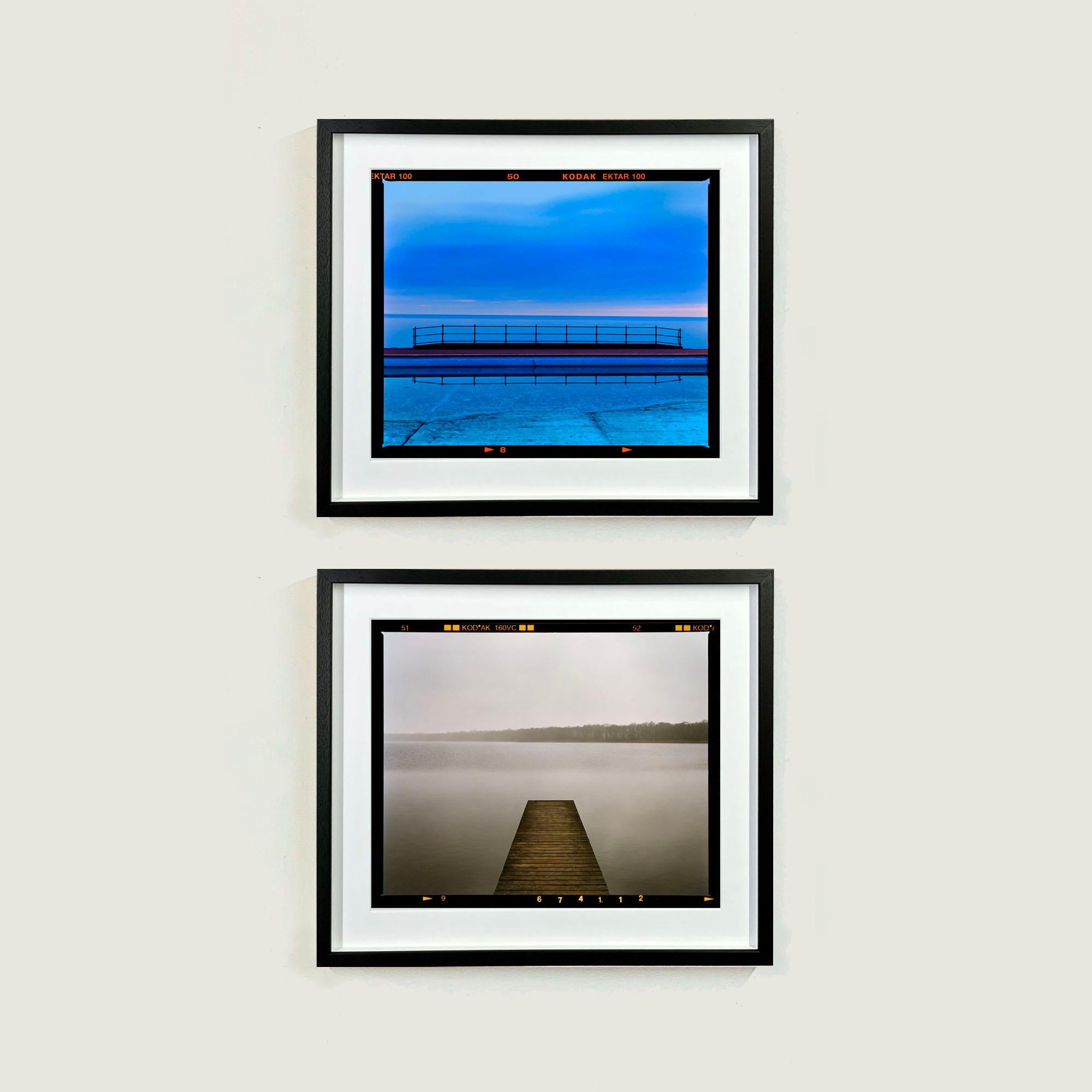 Paisaje de la piscina de Craig y Don, Llandudno - Fotografía en color del paisaje acuático en tonos azules en venta 4