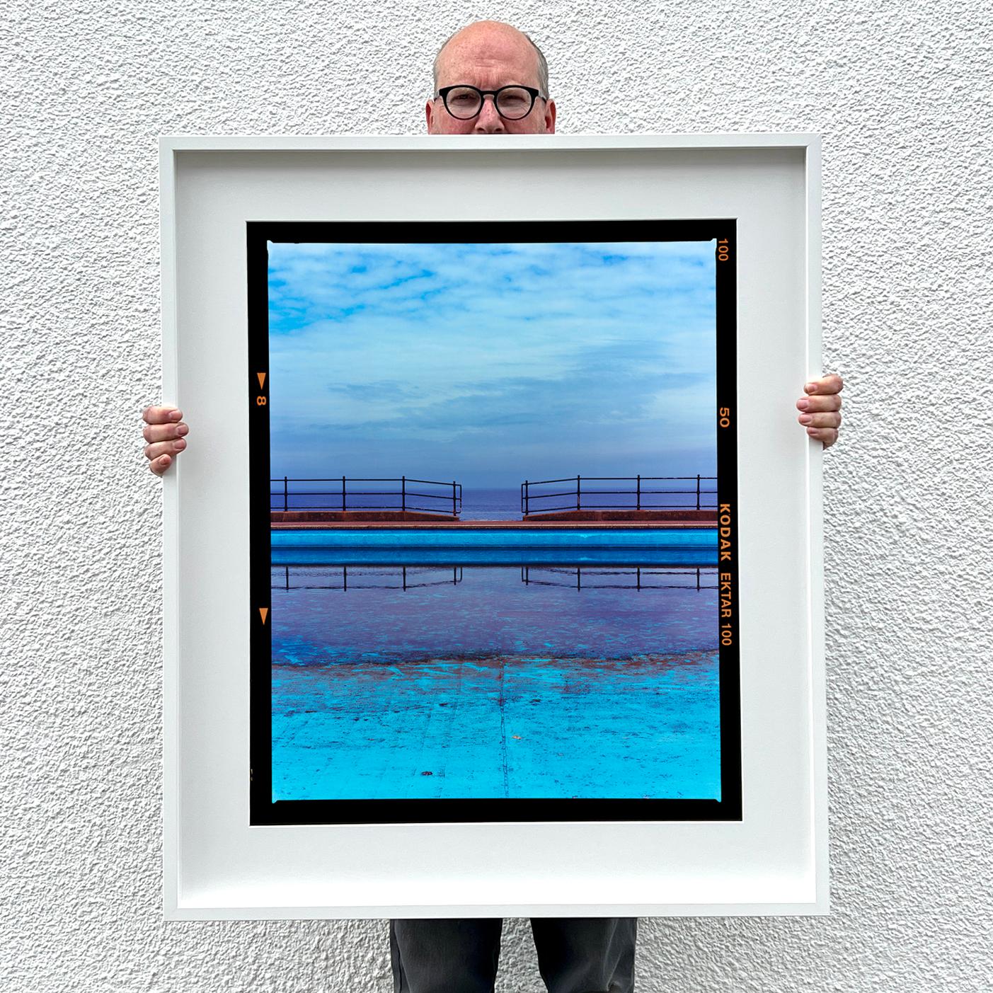 Craig y Don Pool, Llandudno Beach, Wales – Blaues britisches Swimming Pool- Meeresfoto (Zeitgenössisch), Photograph, von Richard Heeps