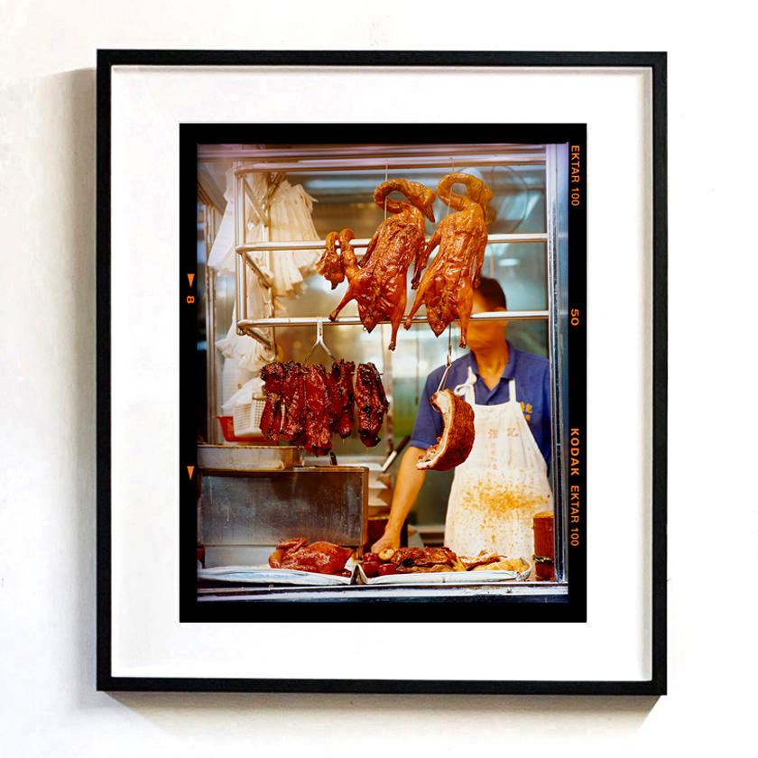 Crispy Duck, Kowloon, Hongkong – Farbstraßenfotografie – Print von Richard Heeps