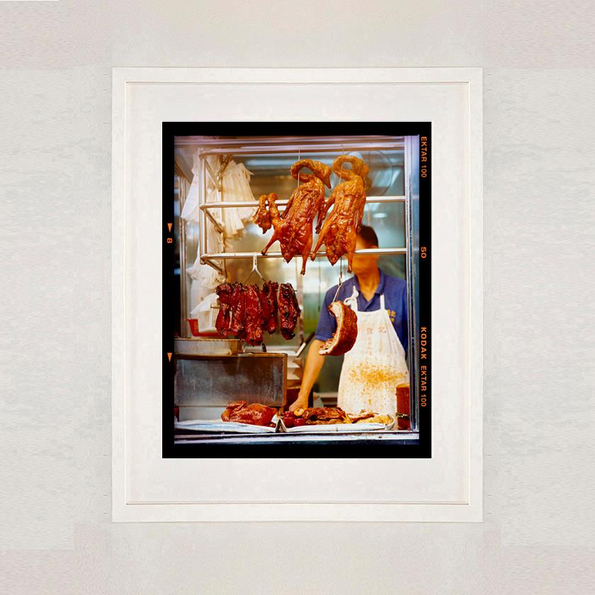 Crispy Duck, Kowloon, Hongkong – Farbstraßenfotografie (Zeitgenössisch), Print, von Richard Heeps