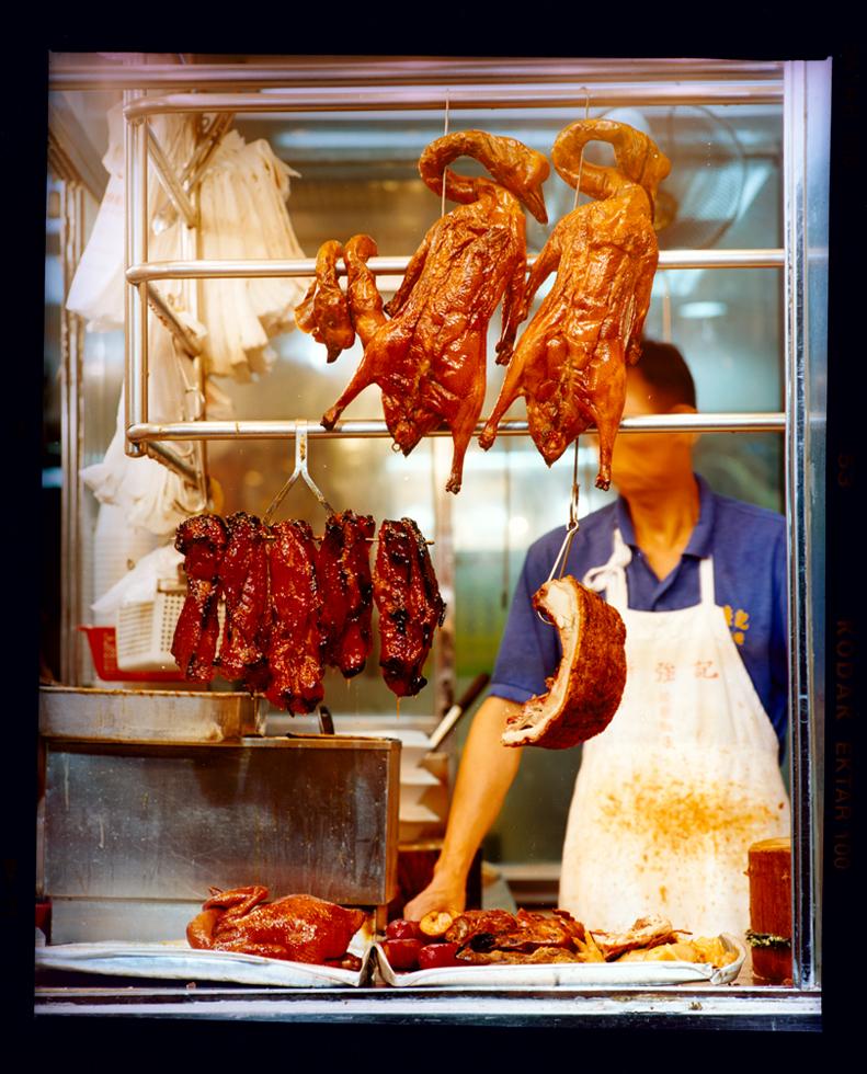 Color Photograph Richard Heeps - Duck Fouiller Fouiller, Kowloon, Hong Kong - Photographie couleur de rue