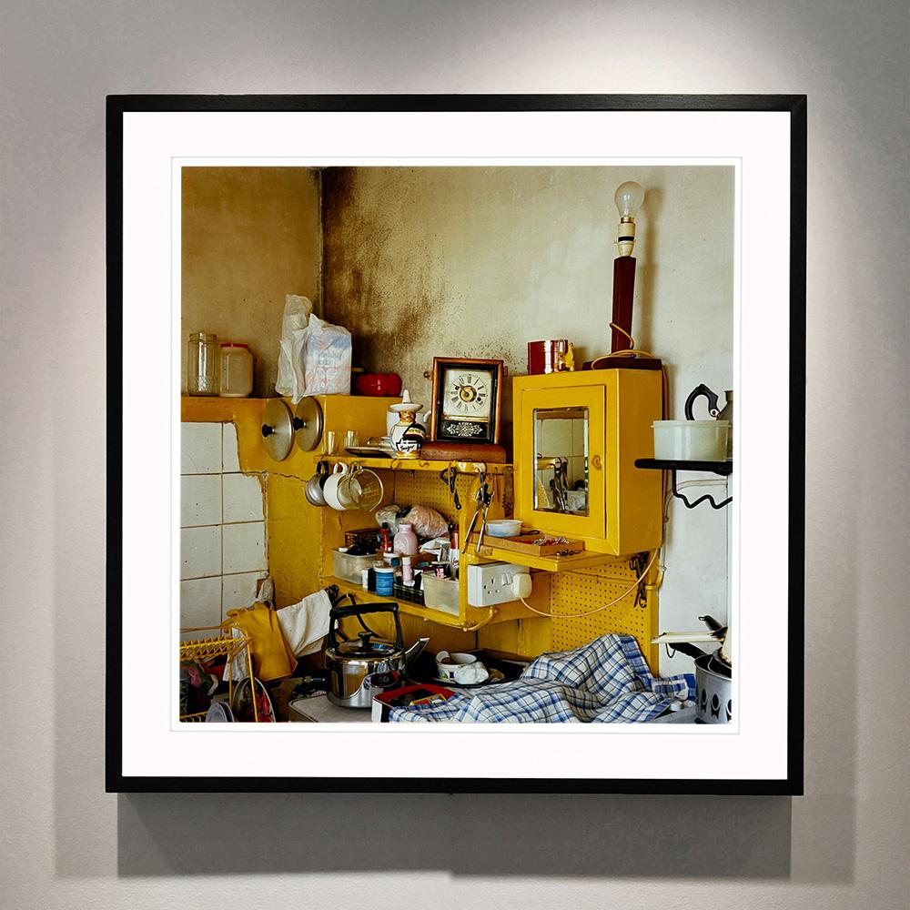 La cuisine de Daisy, Cambridge - Photographie couleur d'intérieur britannique vintage - Print de Richard Heeps