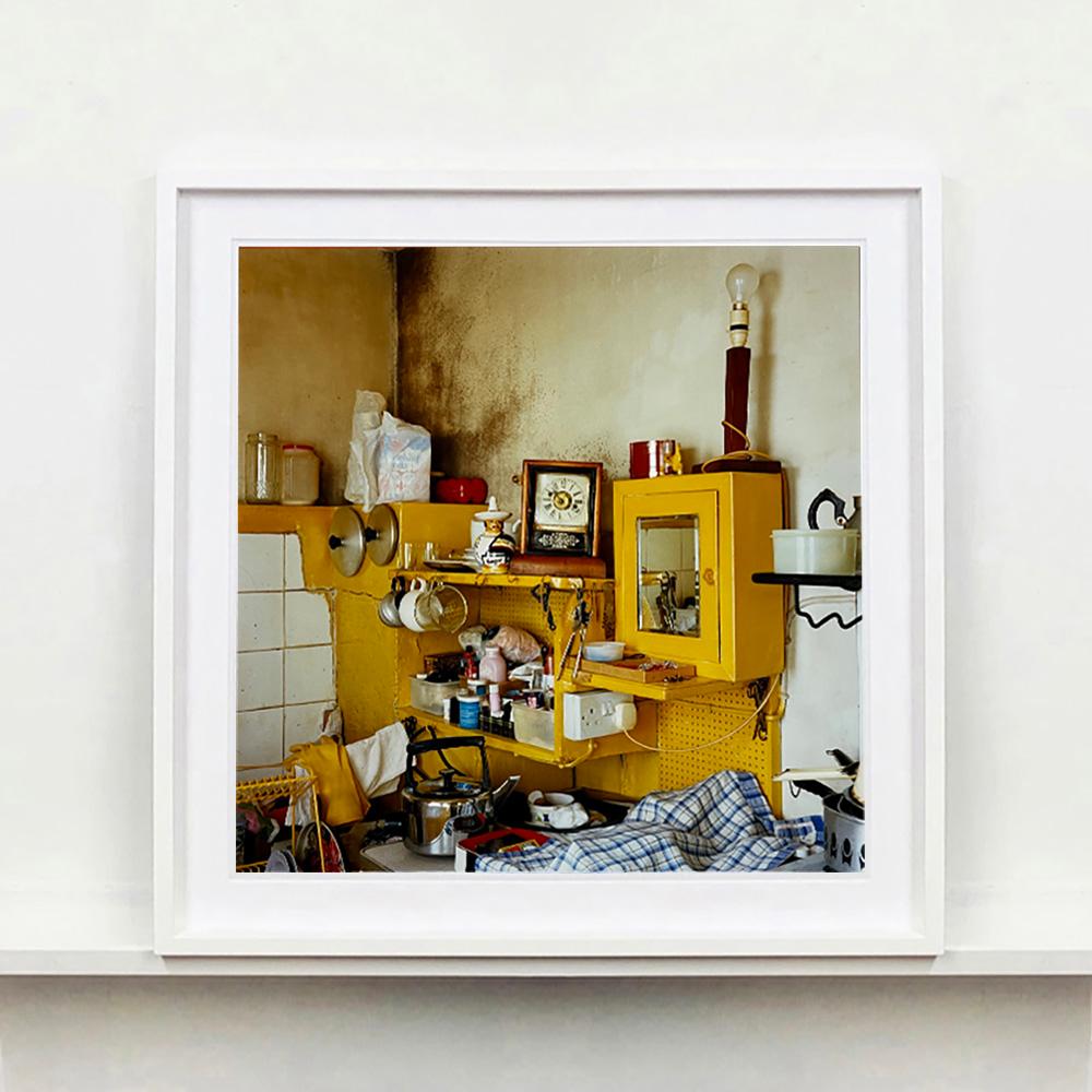 La cuisine de Daisy, Cambridge - Photographie couleur d'intérieur britannique vintage - Contemporain Print par Richard Heeps