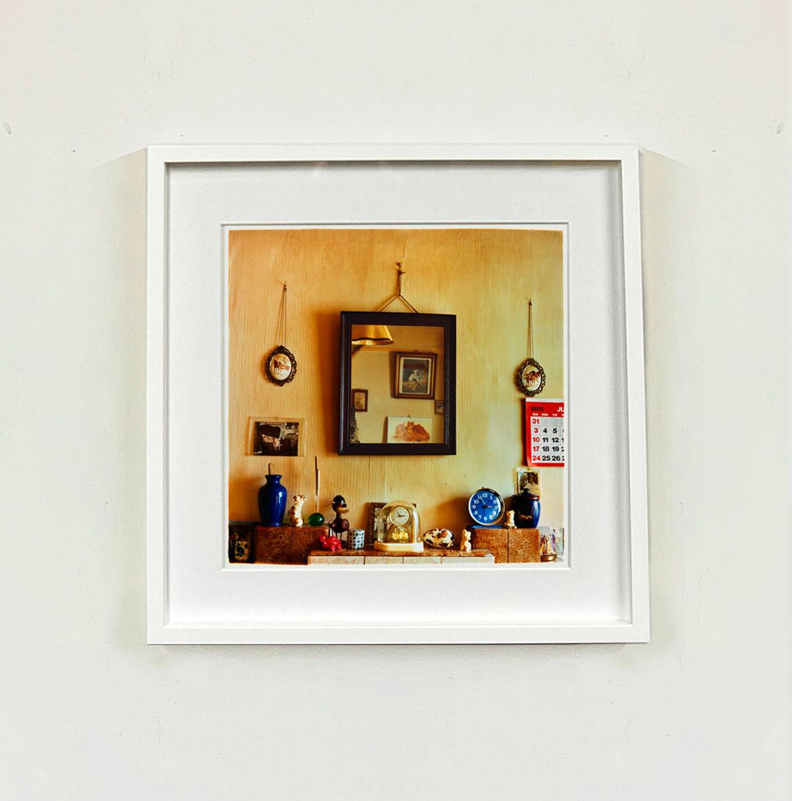 Daisy's Kaminsims, Cambridge – britische Vintage-Interieurfotografie im Vintage-Stil – Print von Richard Heeps