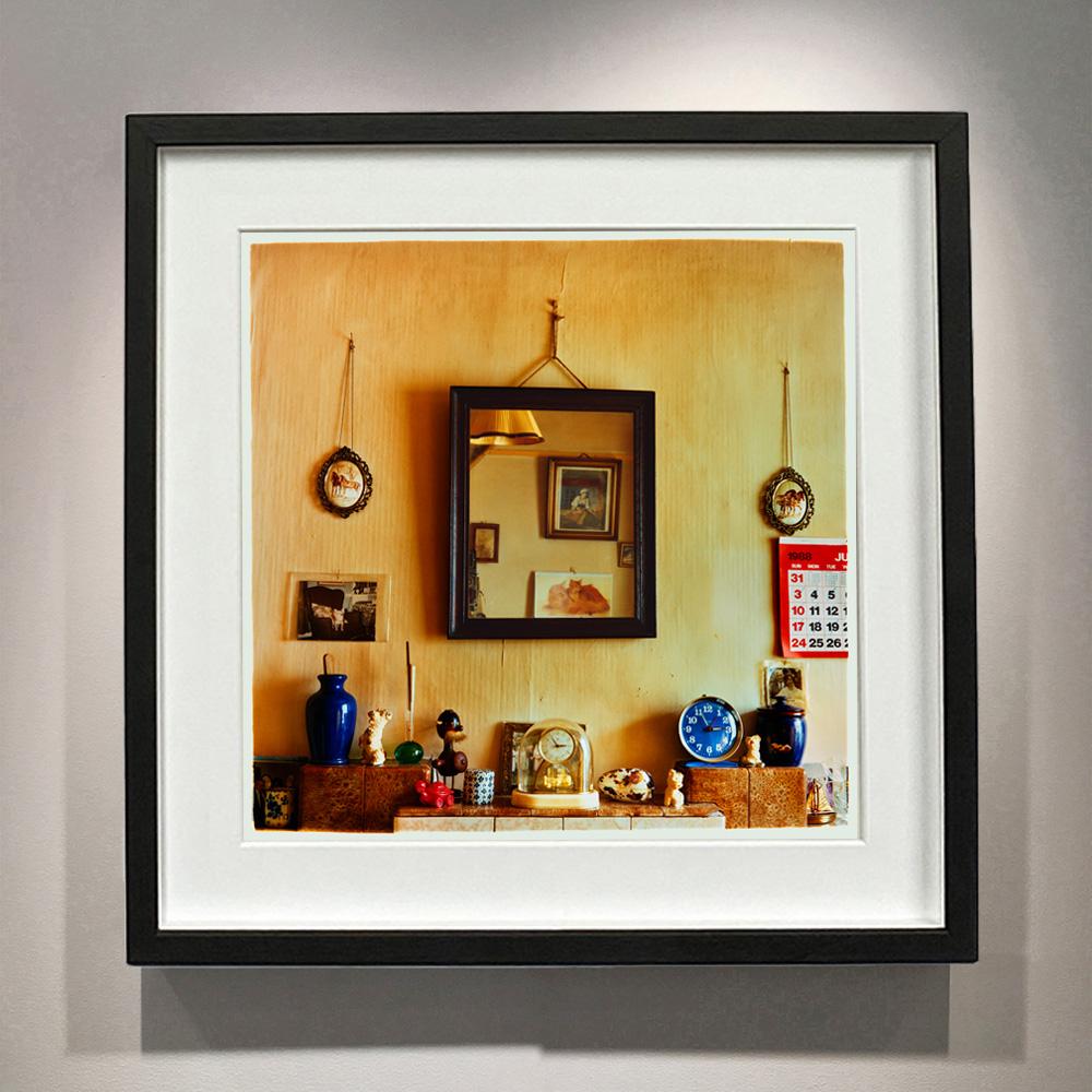 Daisy's Kaminsims, Cambridge – britische Vintage-Interieurfotografie im Vintage-Stil (Zeitgenössisch), Print, von Richard Heeps