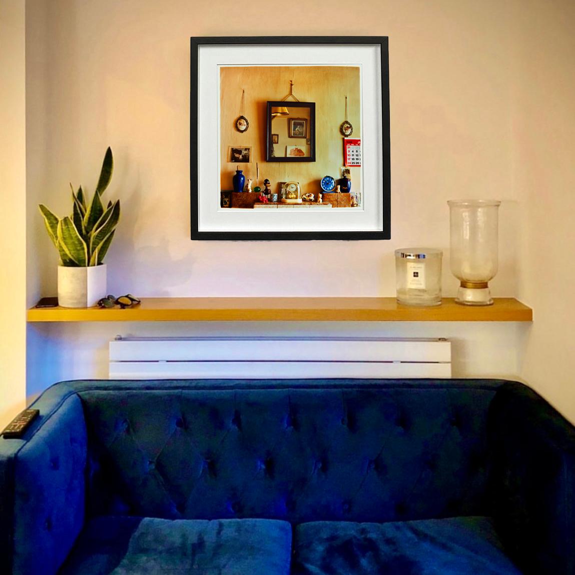 Daisy's Kaminsims, Cambridge – britische Vintage-Interieurfotografie im Vintage-Stil (Braun), Interior Print, von Richard Heeps
