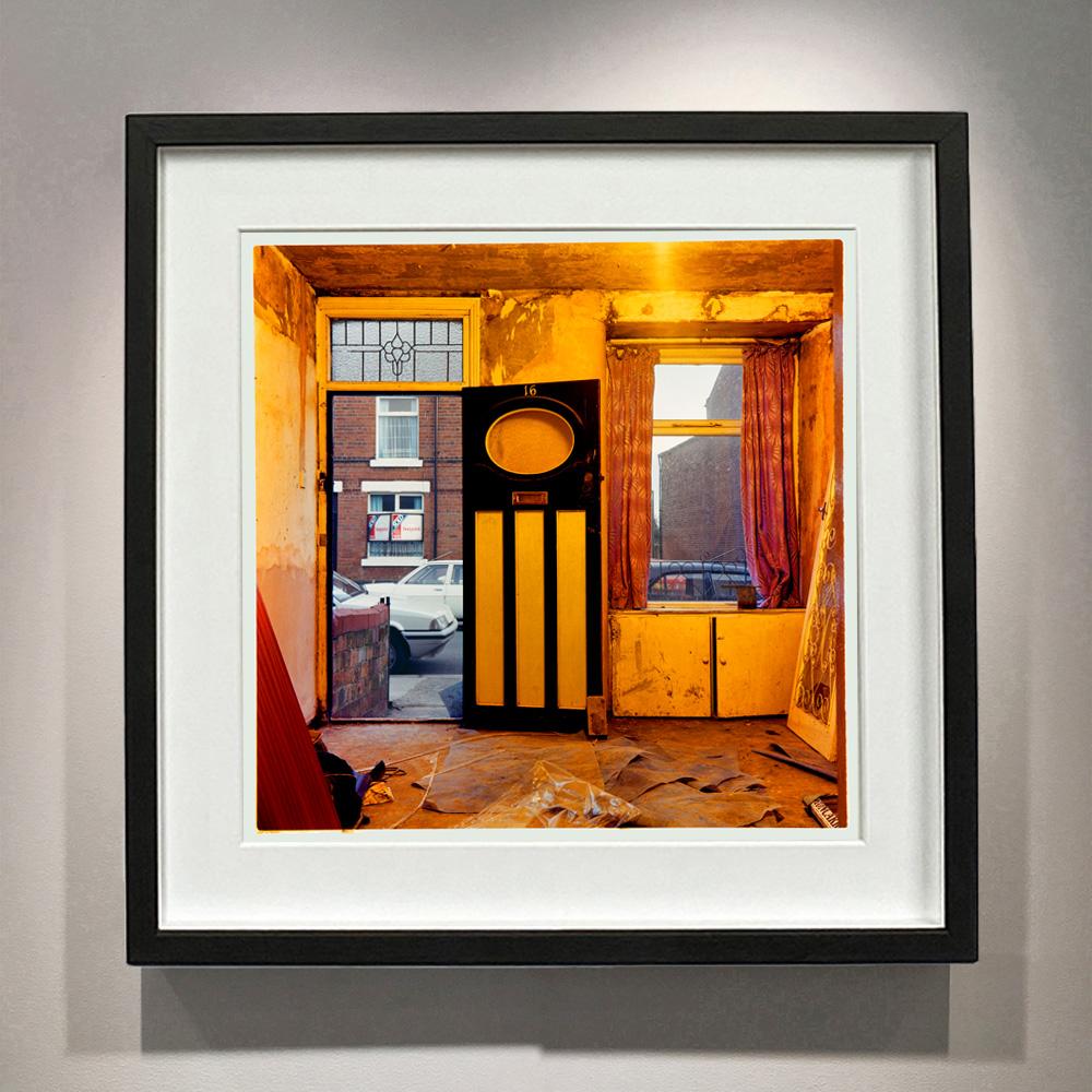 Dalton Bank, Warrington - Fotografia d'epoca a colori di interni britannici - Print di Richard Heeps