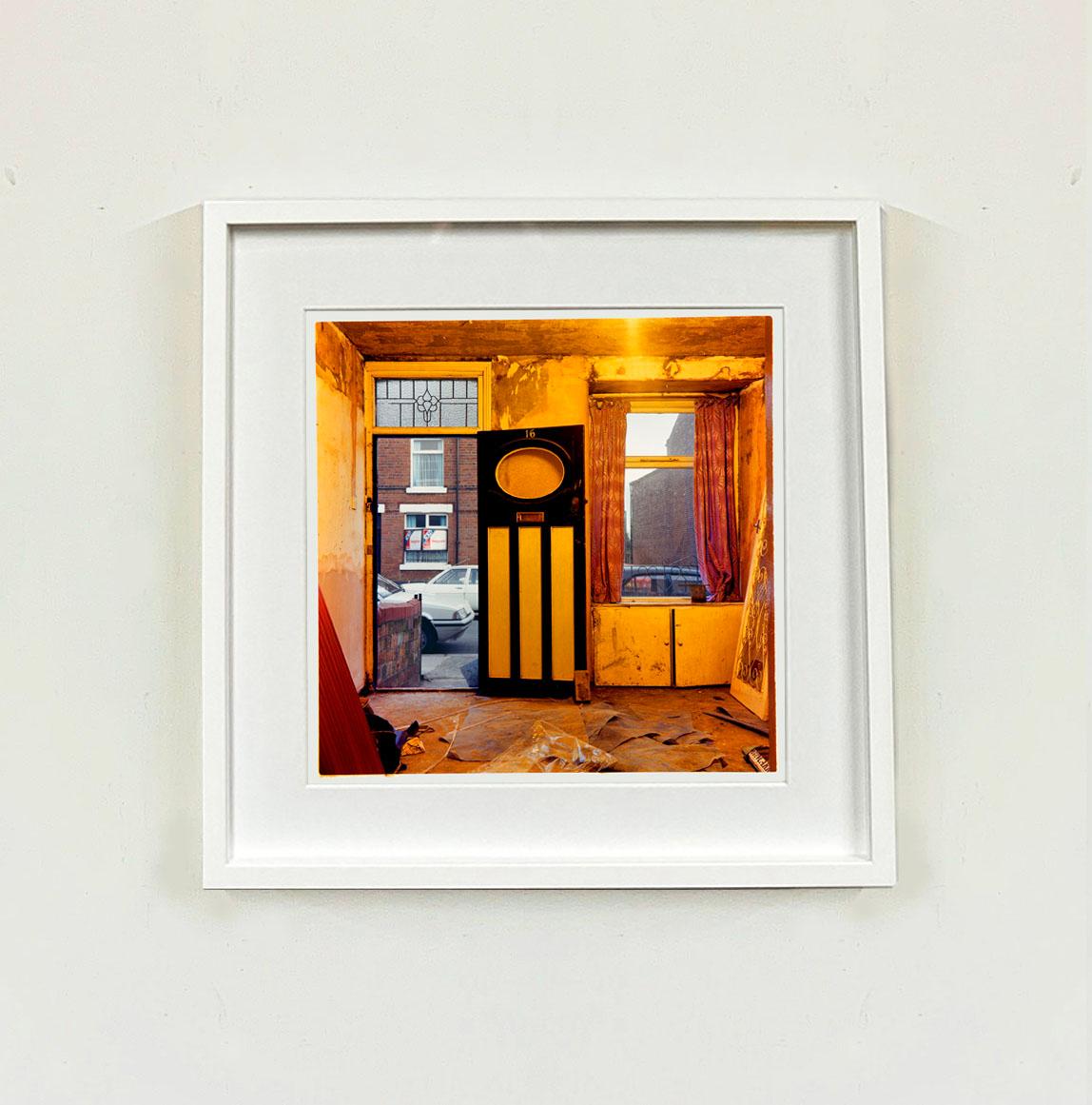 Dalton Bank, Warrington - Fotografia d'epoca a colori di interni britannici - Interior Print Marrone di Richard Heeps