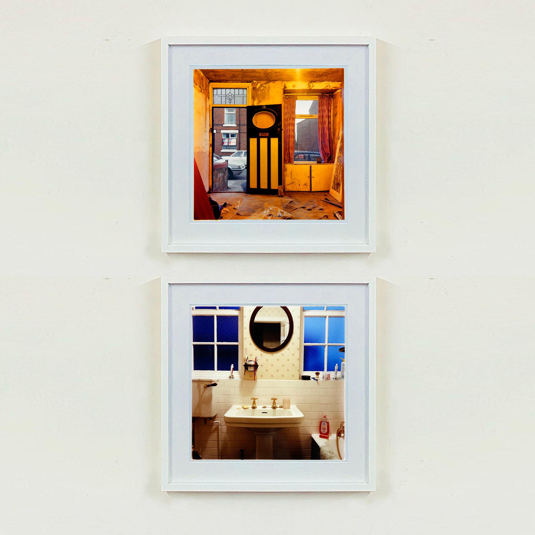 Dalton Bank, fotografia d'epoca di interni della serie Ordinary Places di Richard Heeps. La scena quadrata dell'opera d'arte è una casa in fase di ristrutturazione, la caratteristica porta aperta in bianco e nero si affaccia sulla scena stradale