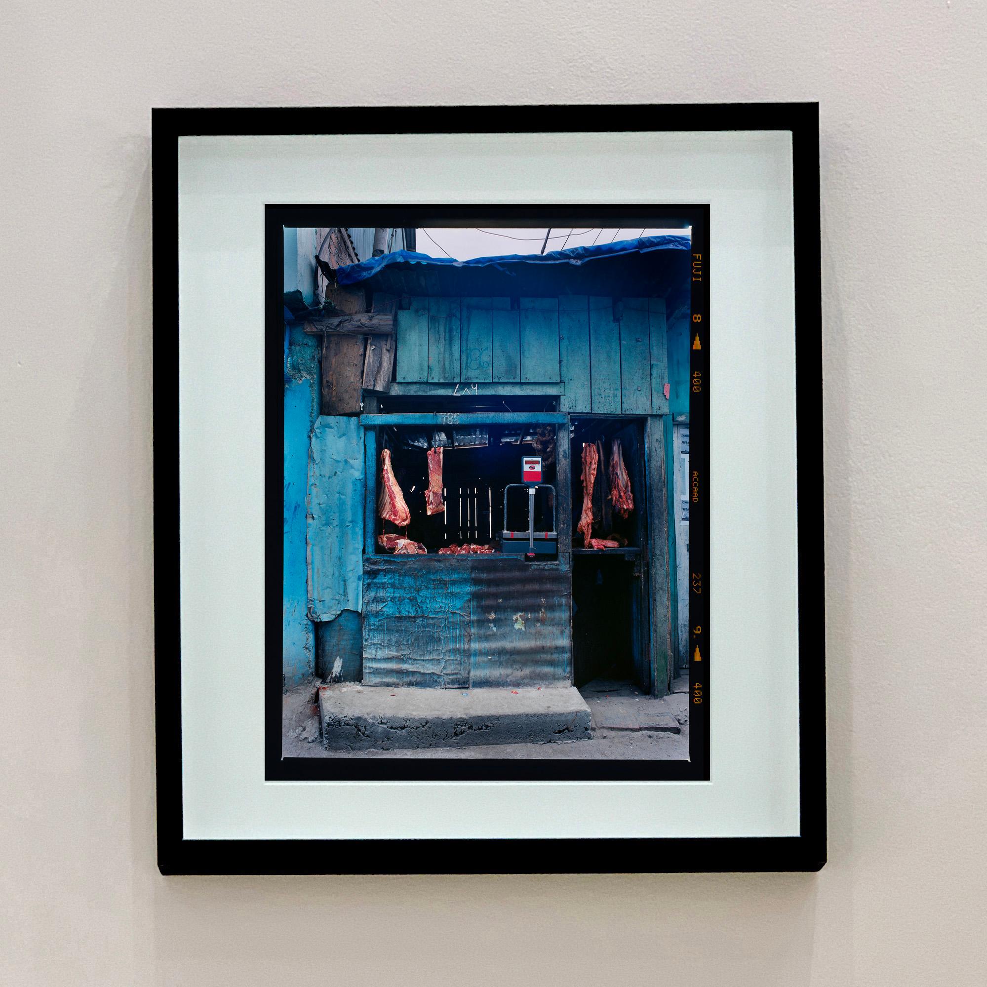 Darjeeling Butchers, Westbengalen – indische Architekturfotografie – Photograph von Richard Heeps