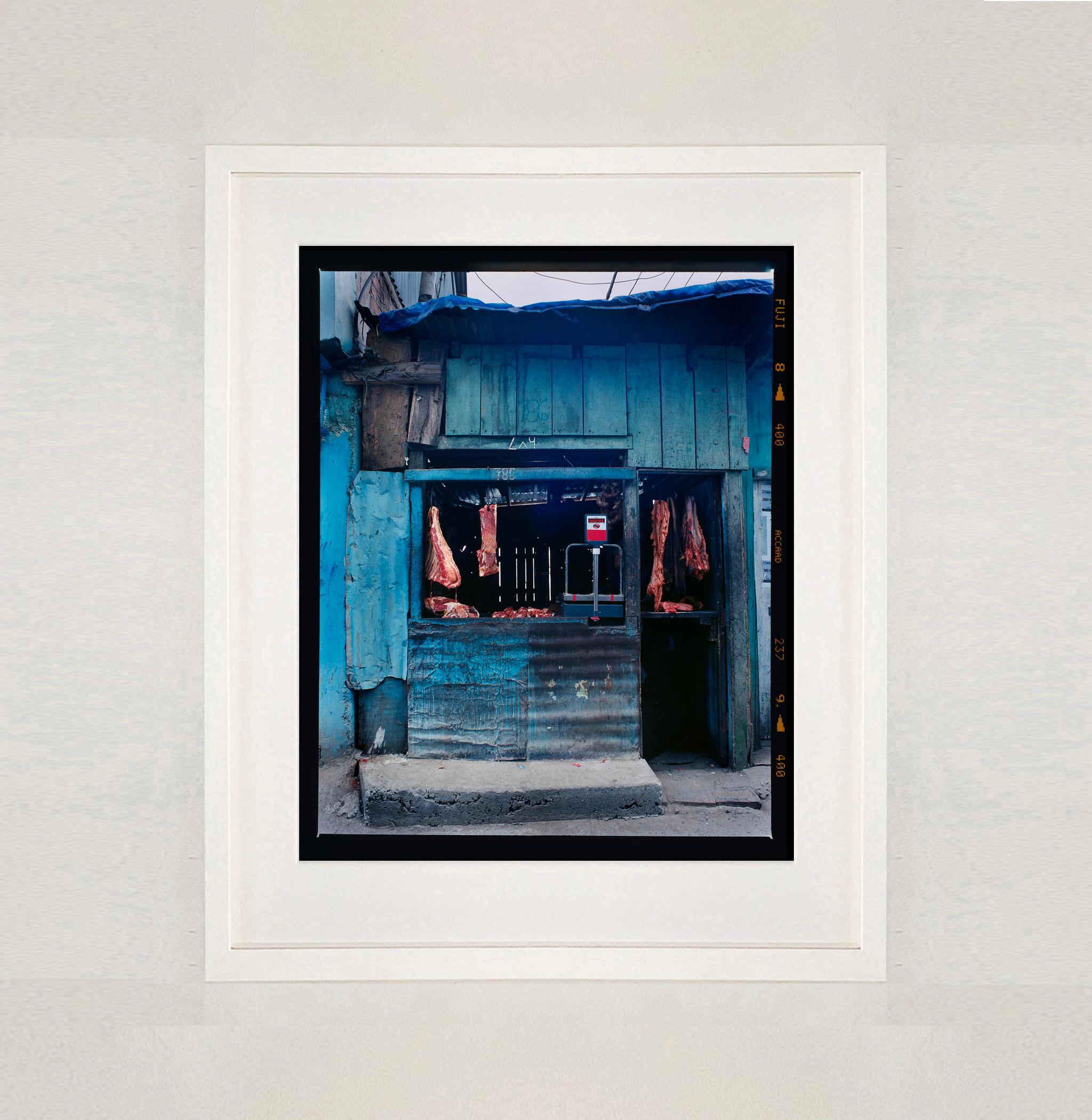 Darjeeling Butchers, Westbengalen – indische Architekturfotografie (Zeitgenössisch), Photograph, von Richard Heeps