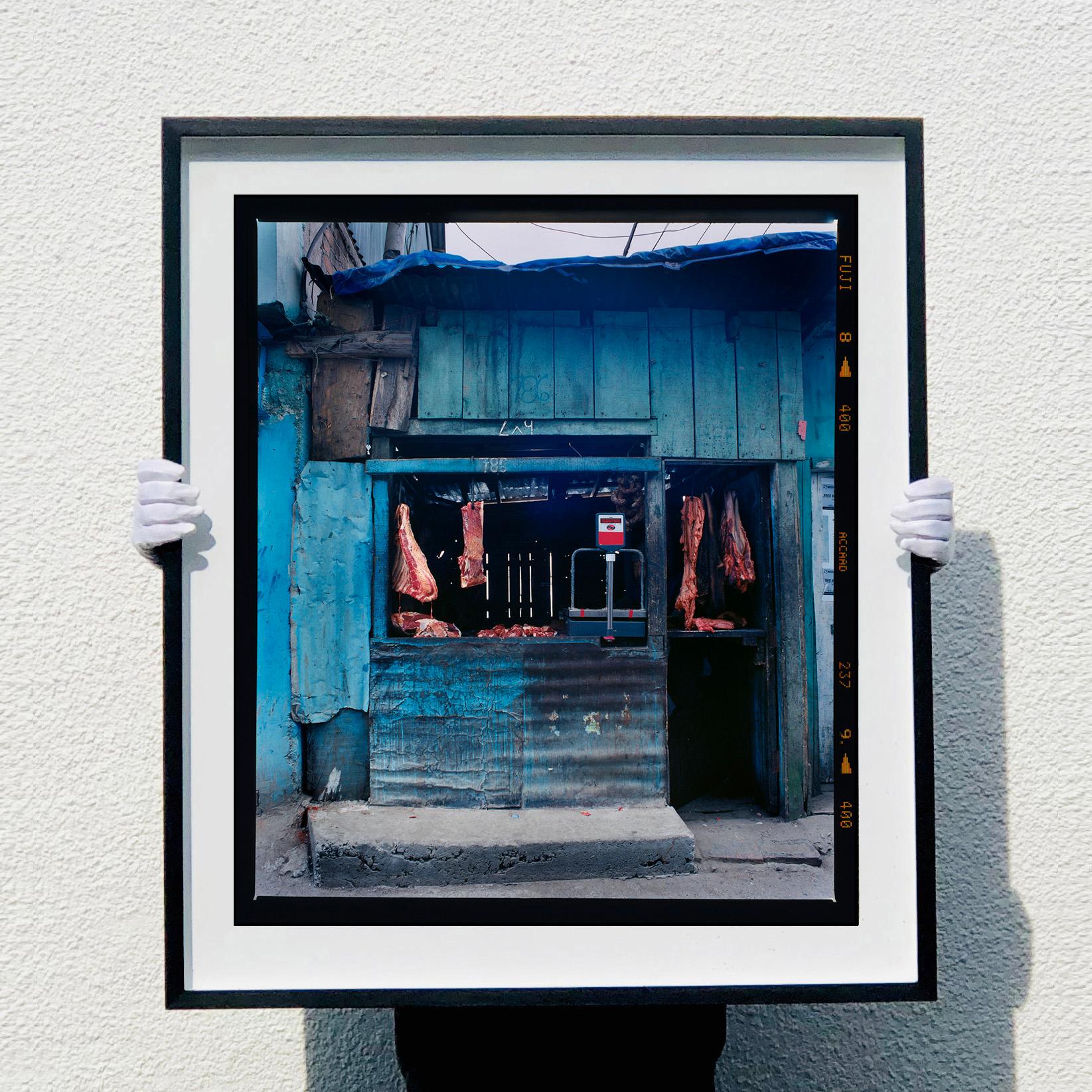 Carniceros de Darjeeling, Bengala Occidental - Fotografía de Arquitectura India - Color Photograph Azul de Richard Heeps