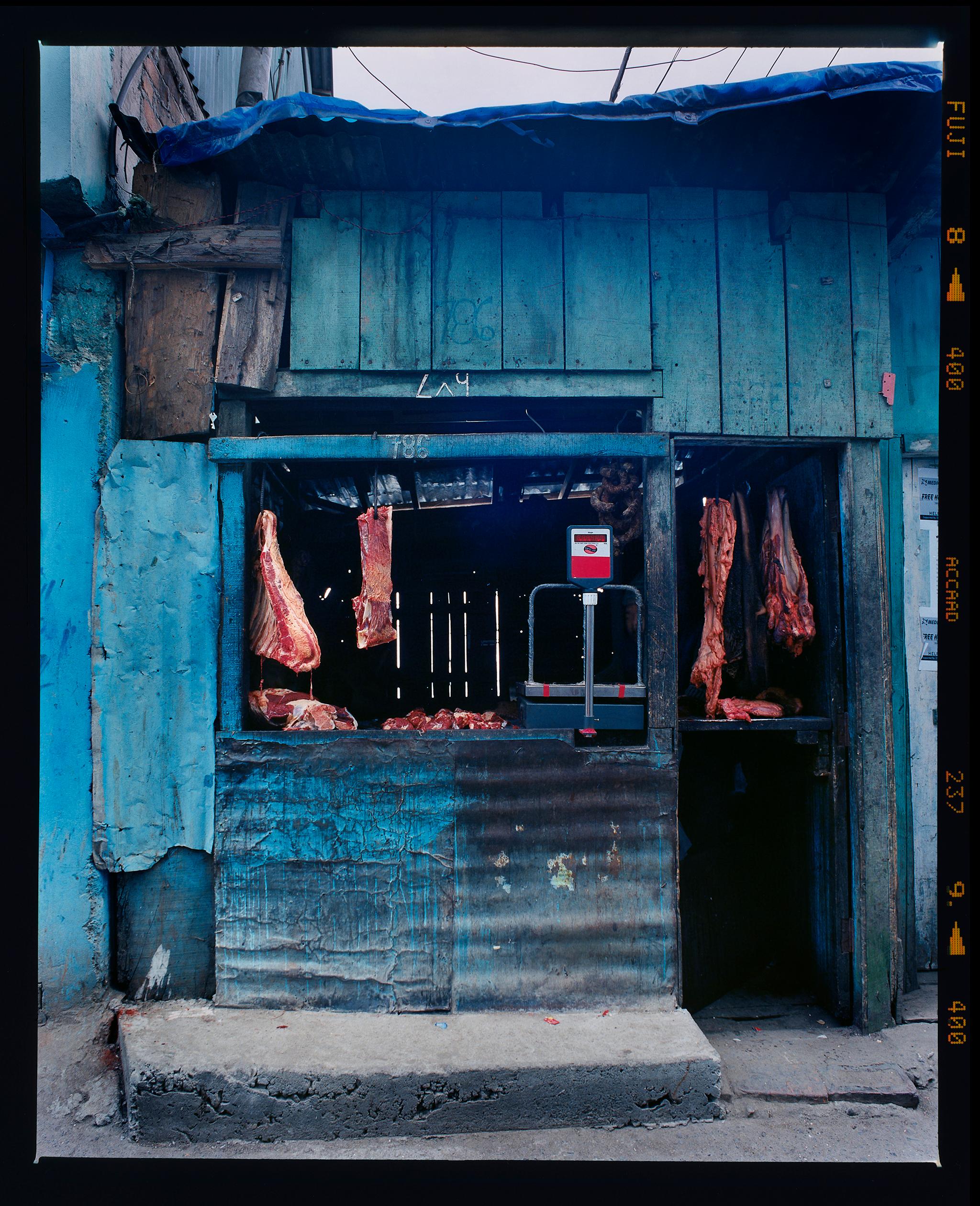 Richard Heeps Color Photograph – Darjeeling Butchers, Westbengalen – indische Architekturfotografie