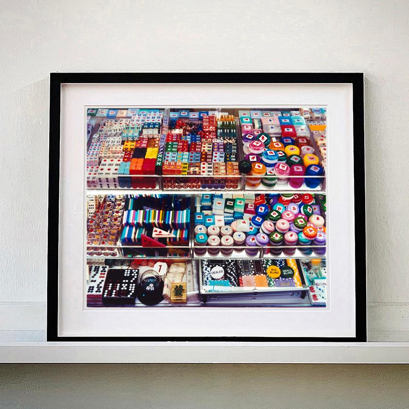 Dealer, Kowloon, Hong Kong - Photographie couleur Pop Art asiatique - Marron Color Photograph par Richard Heeps