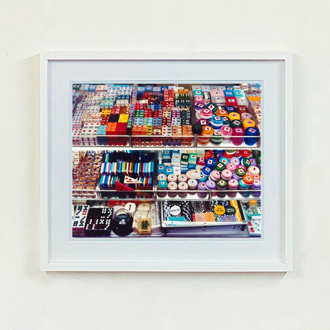 Dealer, Kowloon, Hong Kong - Photographie couleur Pop Art asiatique en vente 3