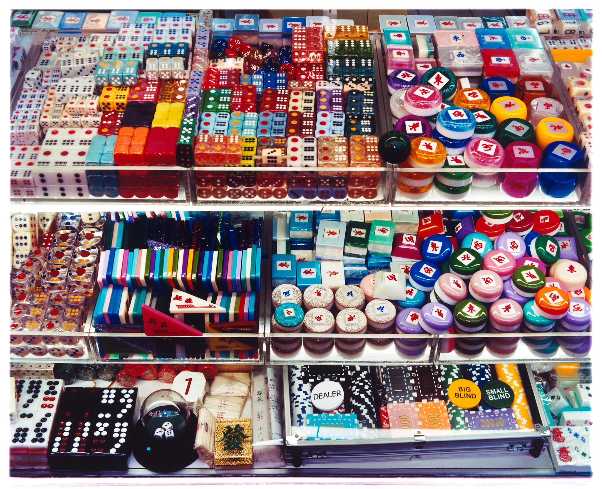 Color Photograph Richard Heeps - Dealer, Kowloon, Hong Kong - Photographie couleur Pop Art asiatique