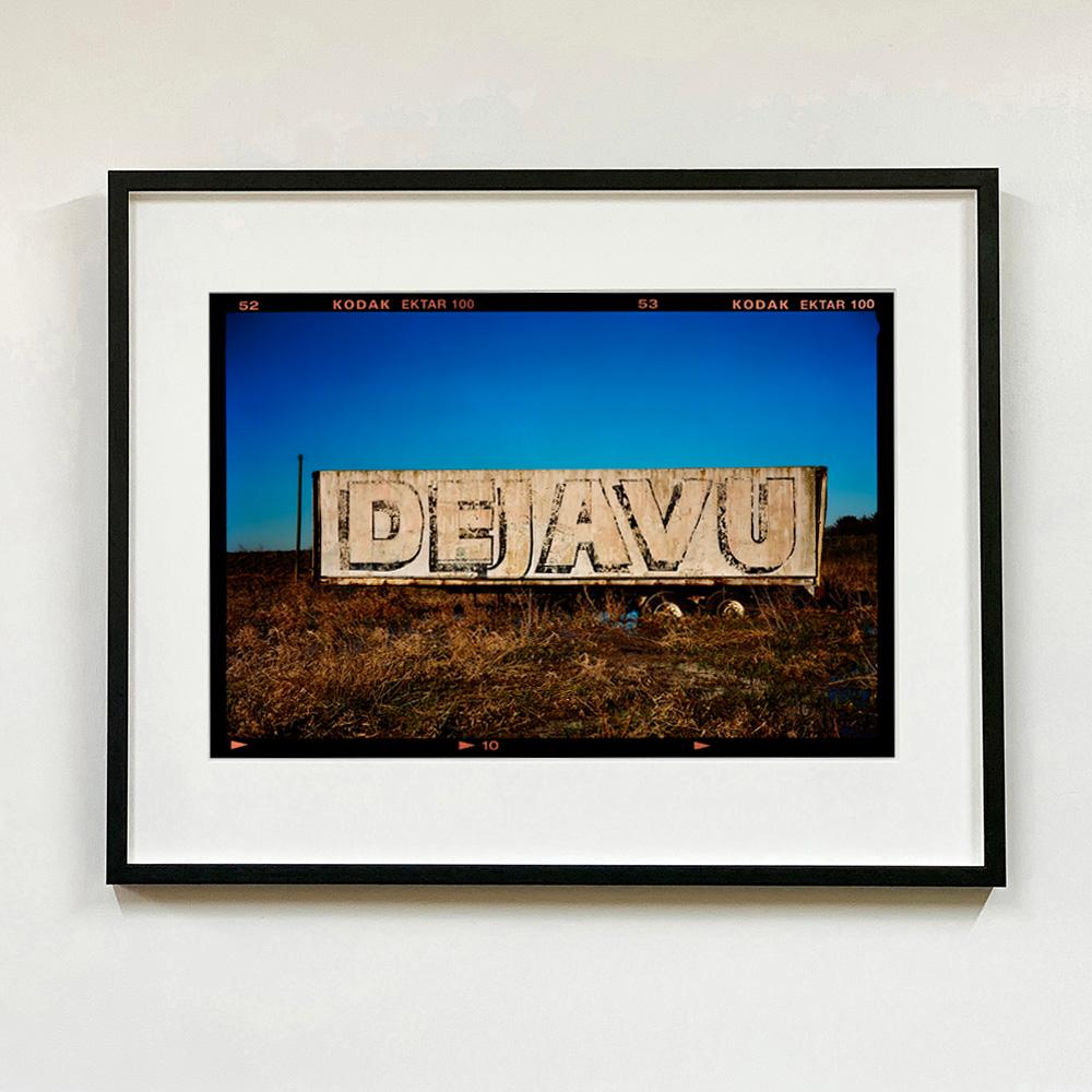 DEJAVU Trailer I (rébate de film), Cambridgeshire - Photographie de paysage britannique - Noir Landscape Photograph par Richard Heeps