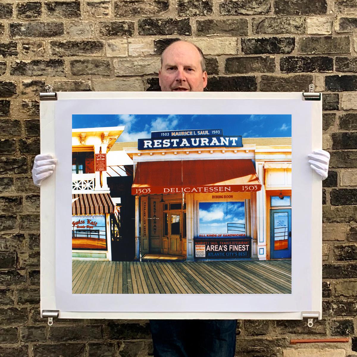 Delicatessen in the Sun, Atlantic City, New Jersey - Photographie couleur américaine - Marron Color Photograph par Richard Heeps