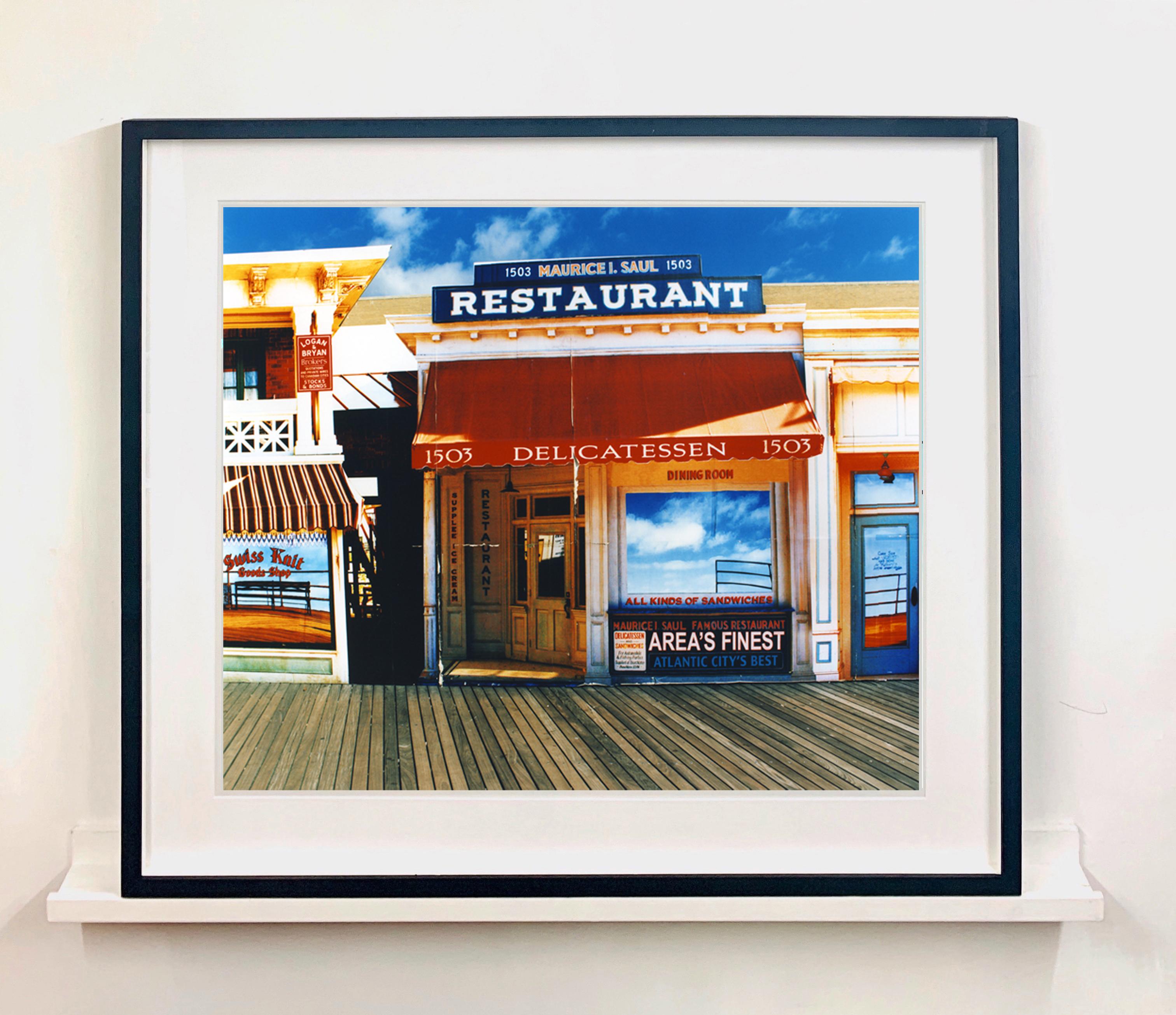 Delicatessen in the Sun, Atlantic City, New Jersey – amerikanische Farbfotografie (Pop-Art), Photograph, von Richard Heeps