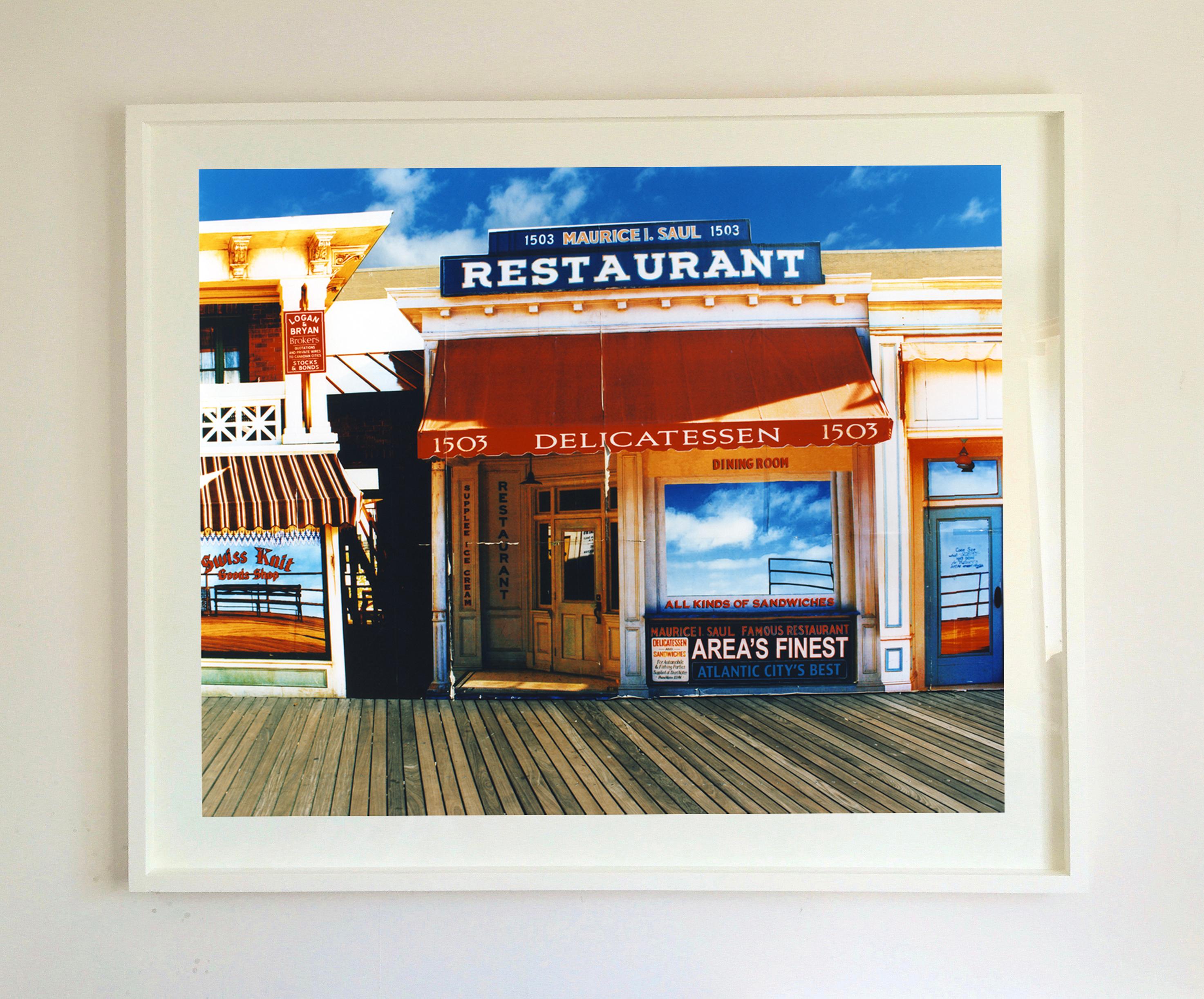 Delicatessen in the Sun, Atlantic City, New Jersey - Photographie couleur américaine en vente 1