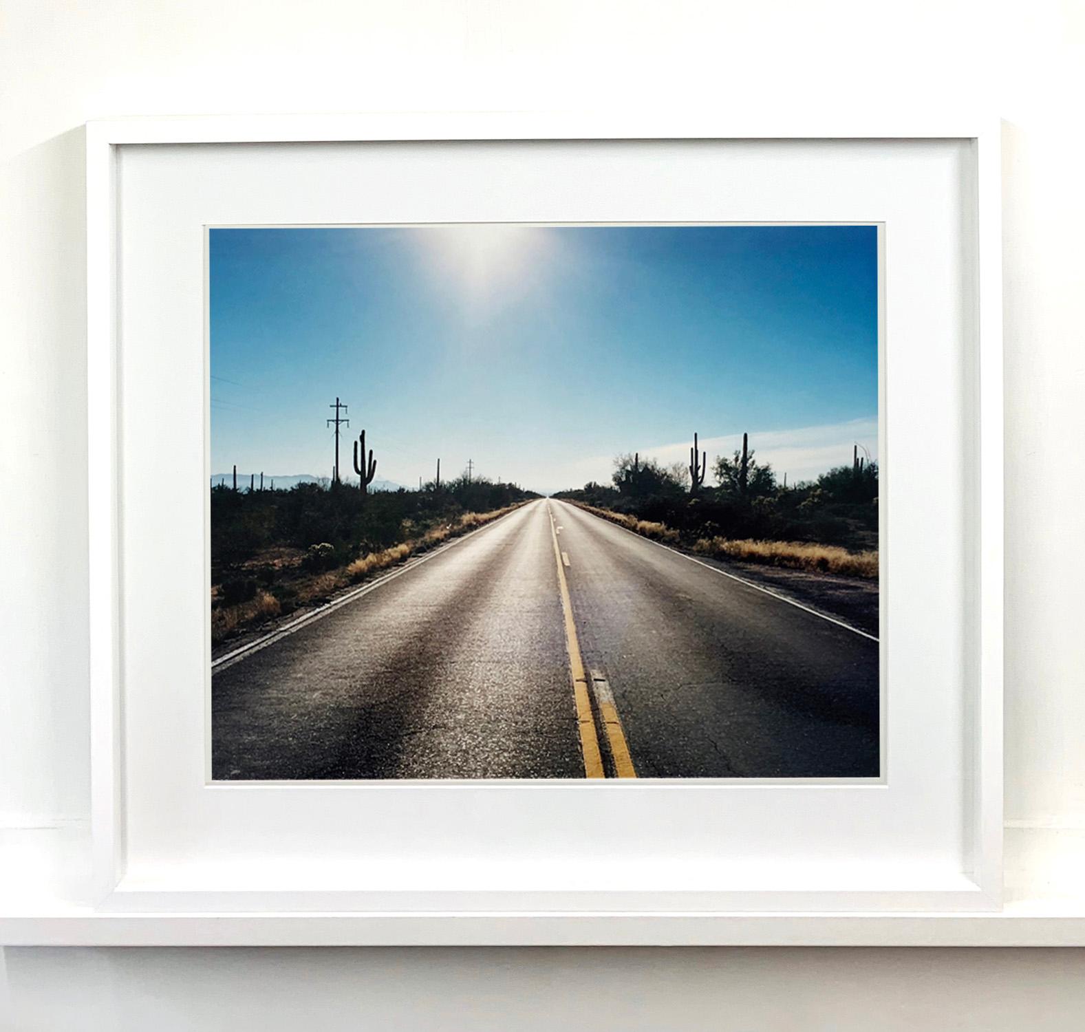 Oasis del desierto Serie de ocho - Paisaje acuático y paisajístico americano Fotografía en color azul en venta 3