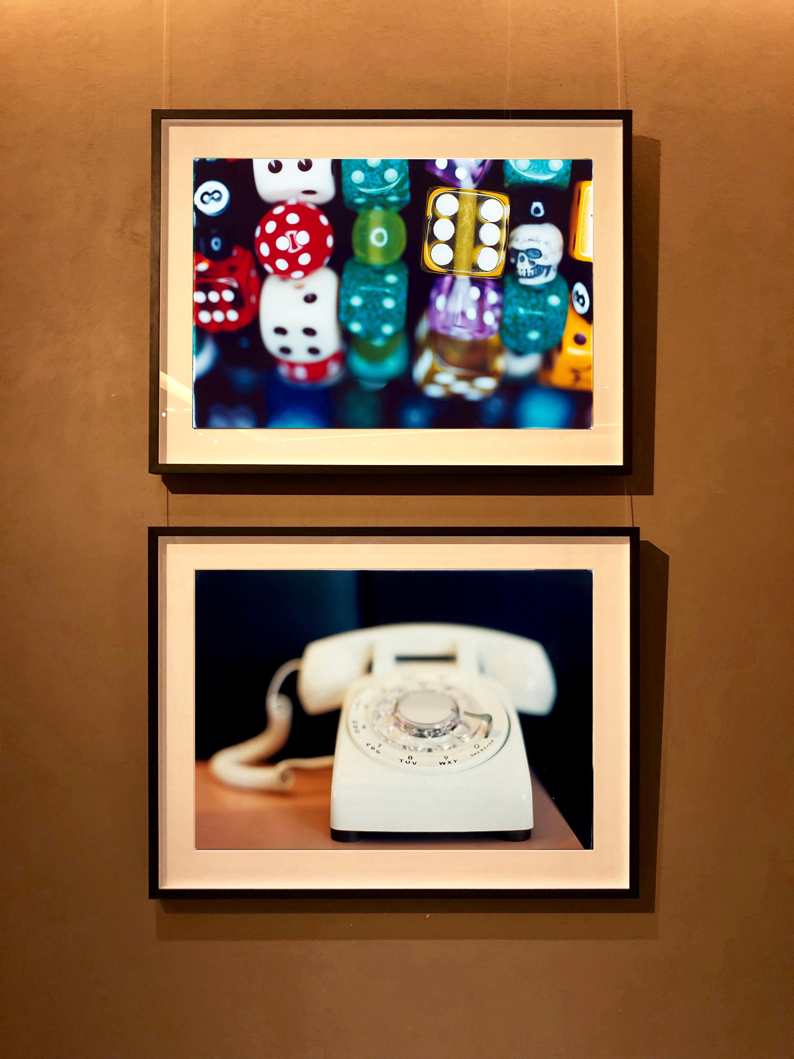 Dice II, Hemsby, Norfolk - Photographie en couleur contemporaine Pop art en vente 3