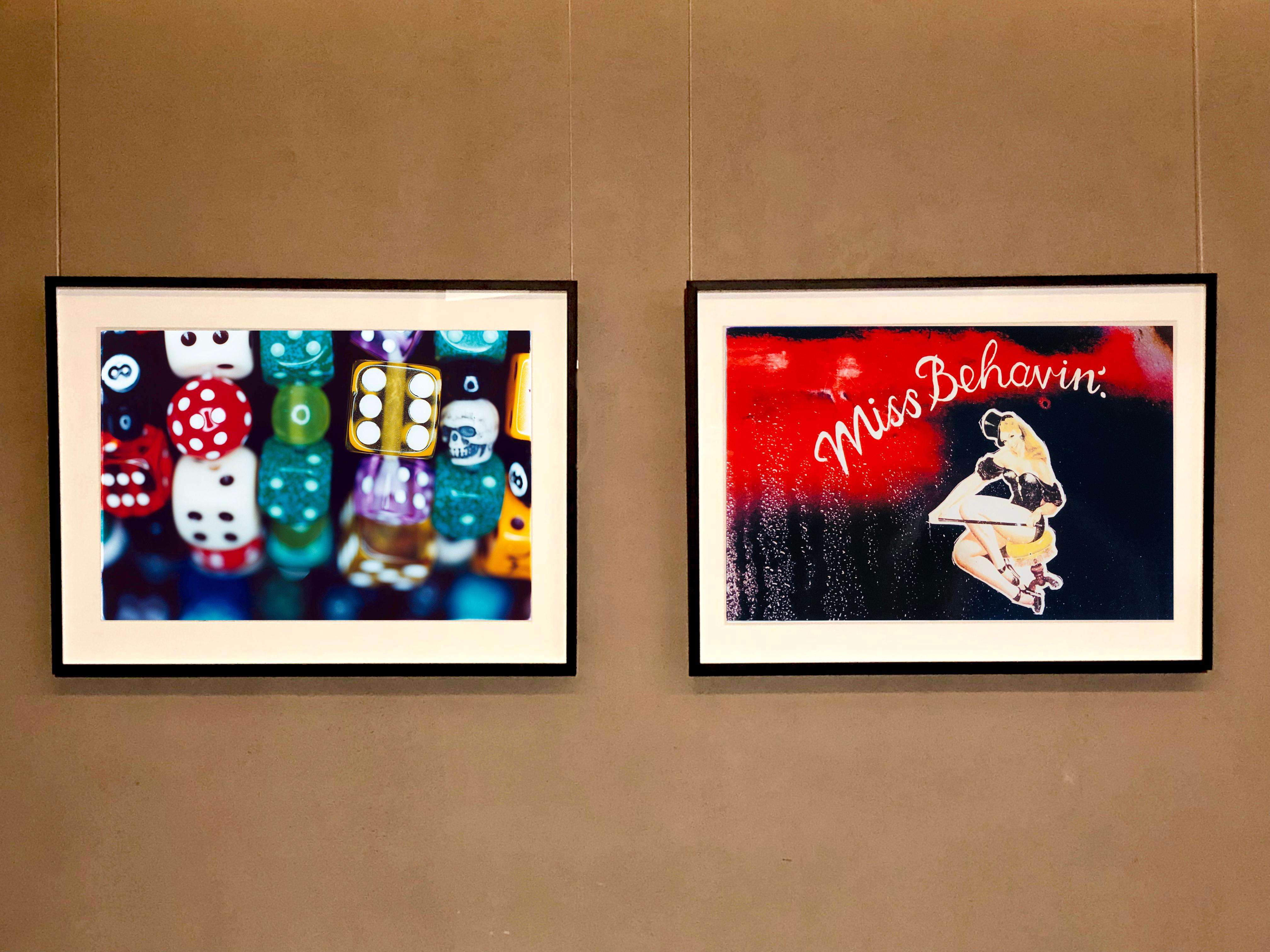 Dice II, Hemsby, Norfolk - Photographie en couleur contemporaine Pop art en vente 4