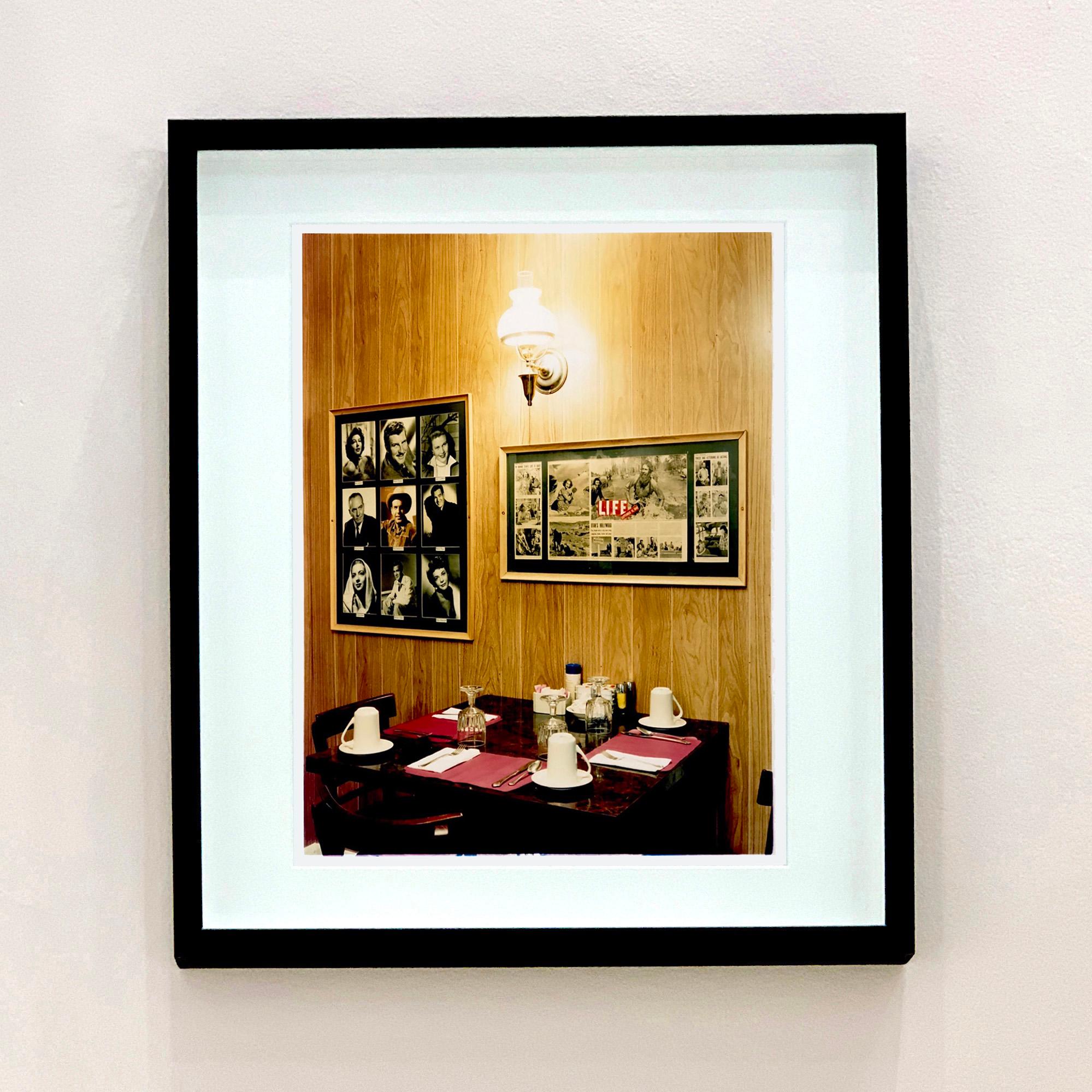 Salle à manger Kanab - Photographie couleur d'intérieur américaine du milieu du siècle dernier - Print de Richard Heeps