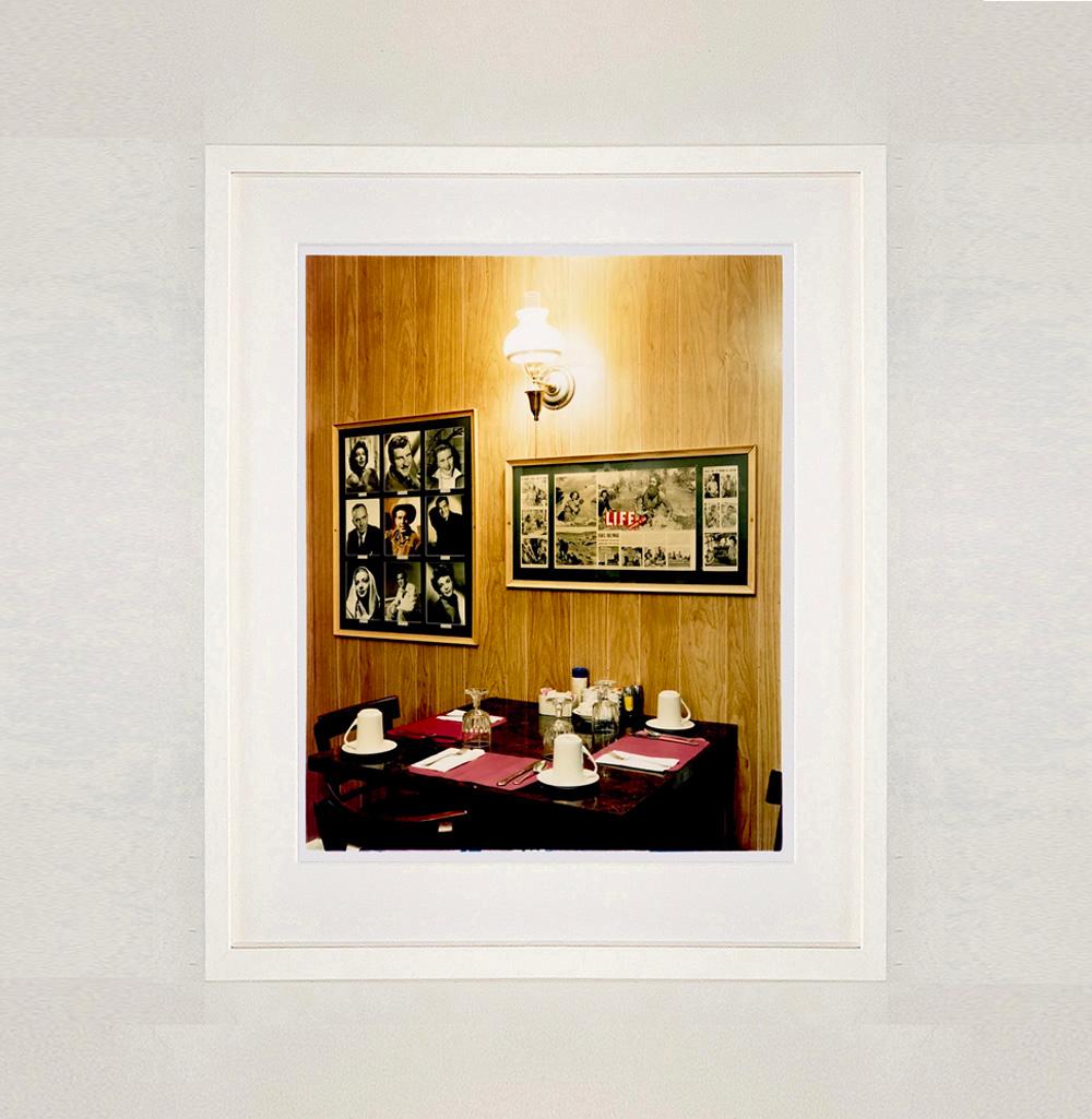 Salle à manger Kanab - Photographie couleur d'intérieur américaine du milieu du siècle dernier - Contemporain Print par Richard Heeps