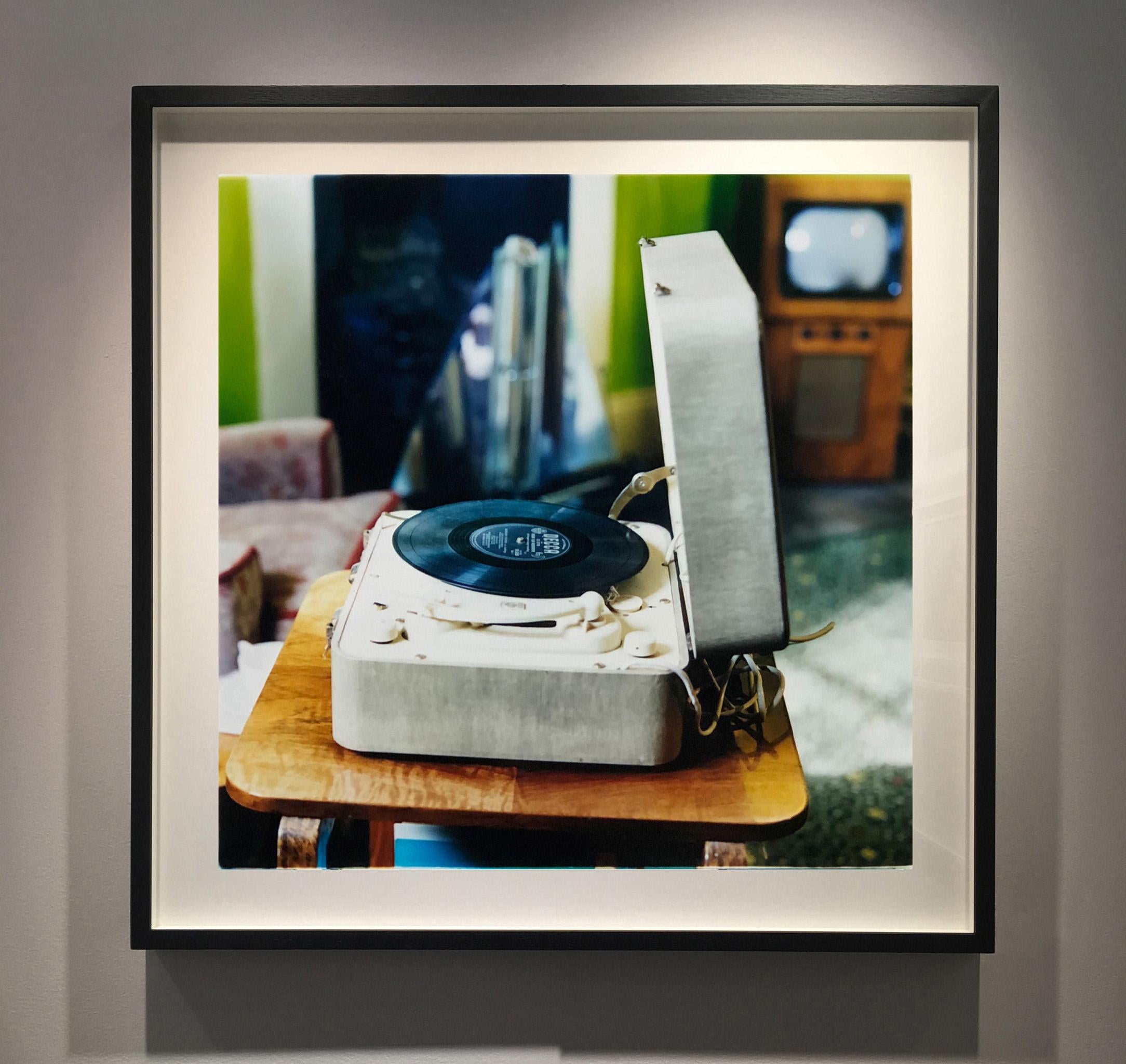 Disc Jockey, Stockton-on-Tees - Fotografia d'interni a colori di musica d'epoca - Photograph di Richard Heeps