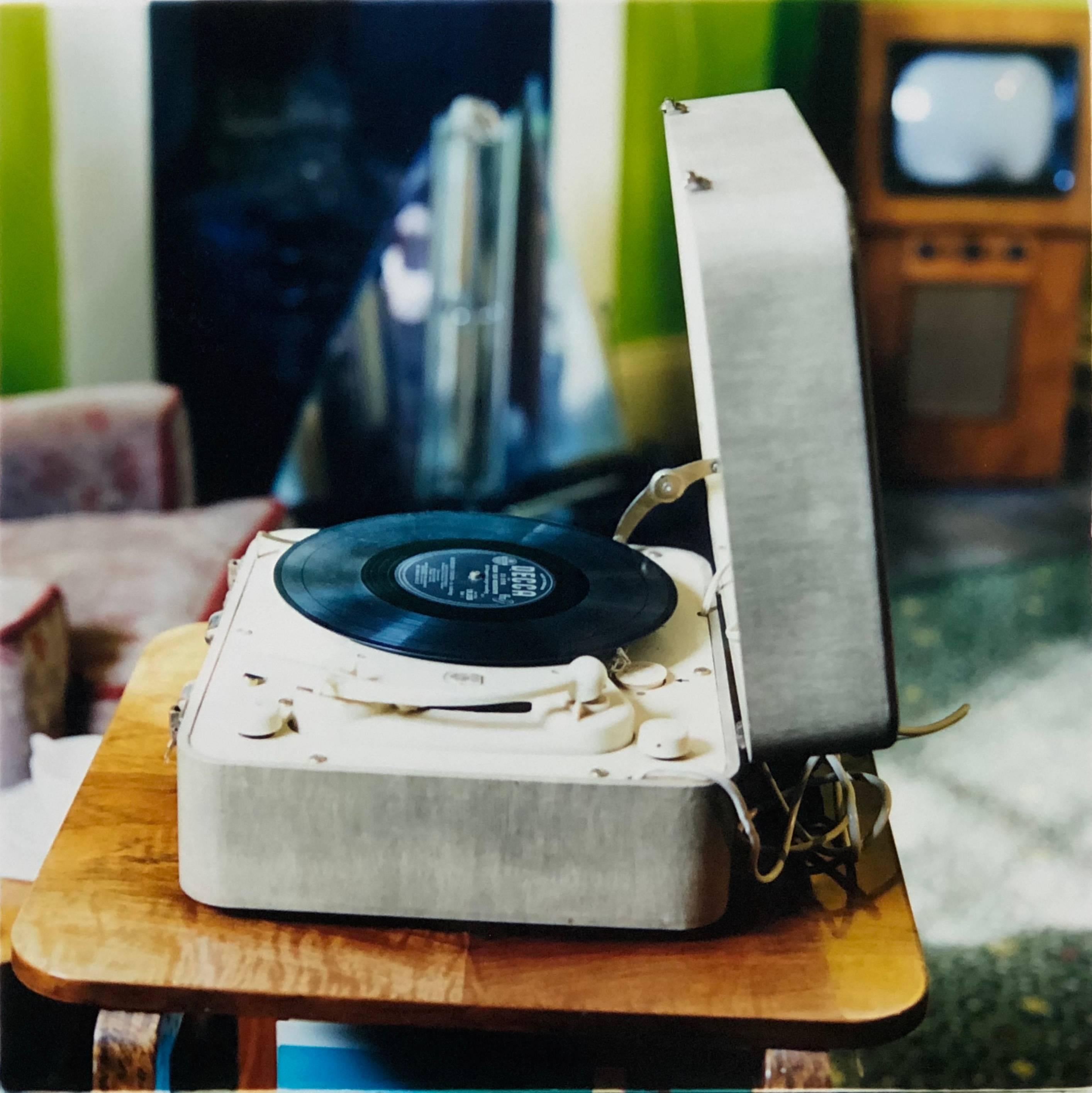 Color Photograph di Richard Heeps - Disc Jockey, Stockton-on-Tees - Fotografia d'interni a colori di musica d'epoca