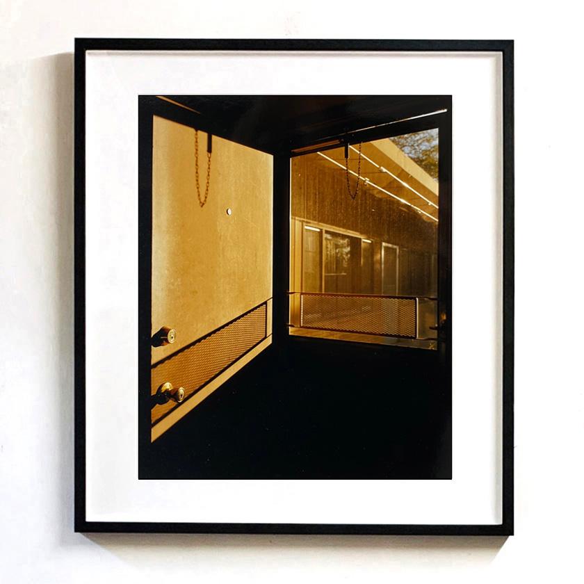 Puerta - Motel Lariat, Nevada - Fotografía cinematográfica en color - Print de Richard Heeps