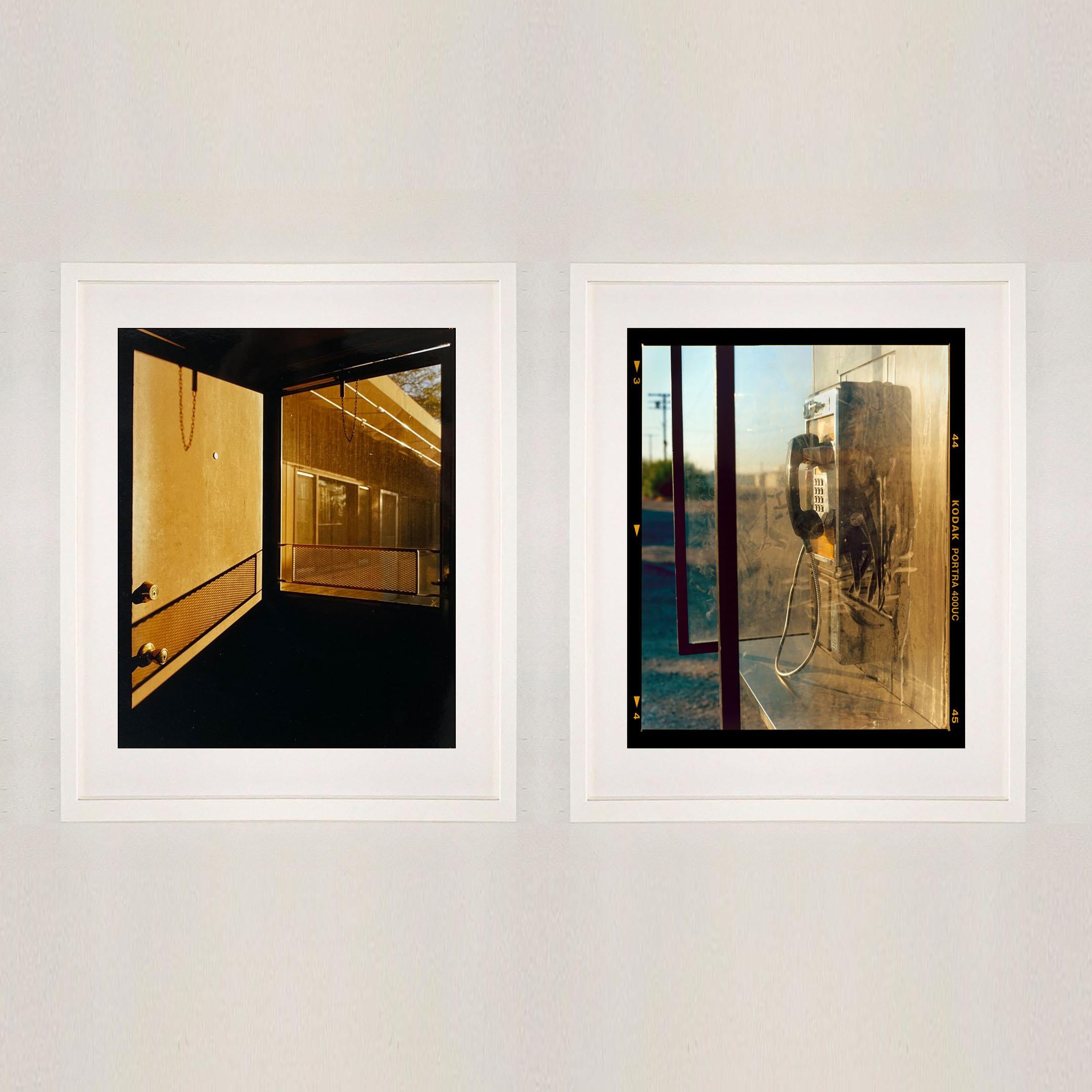 De la serie Dream in Color de Richard Heeps, una escena cinematográfica, una puerta de un motel de Nevada en un viaje por carretera estadounidense. La cálida luz del sol vespertino resplandece proyectando sombras sobre el cuadro.

Esta obra de arte